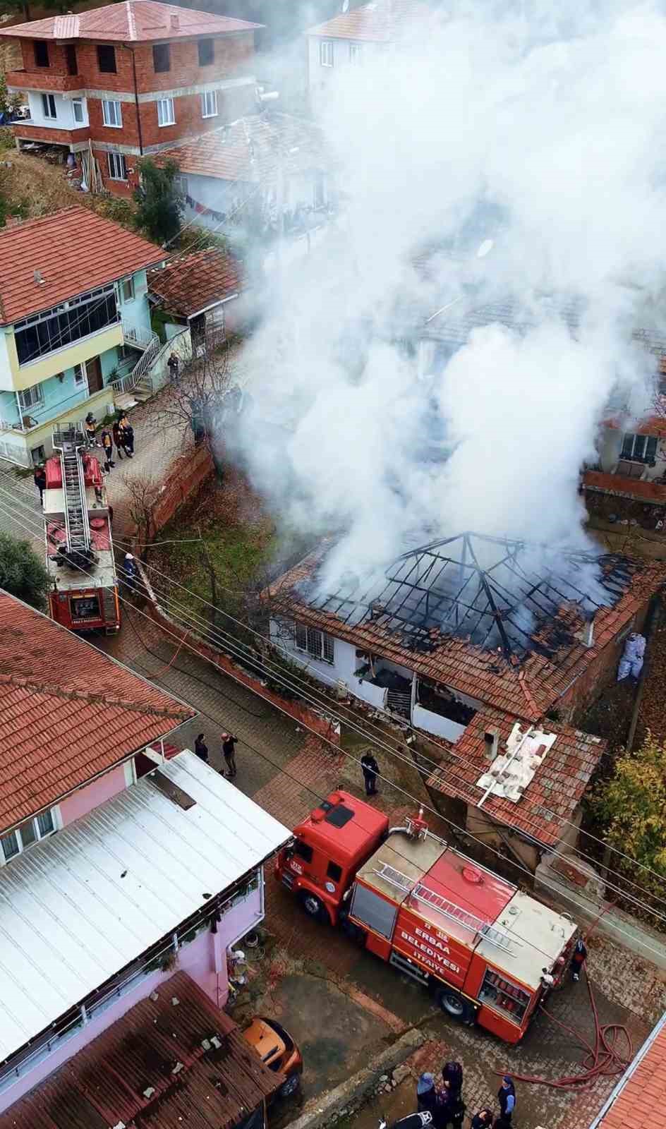 Erbaa’da elektrik kontağından çıkan yangın evi küle çevirdi
