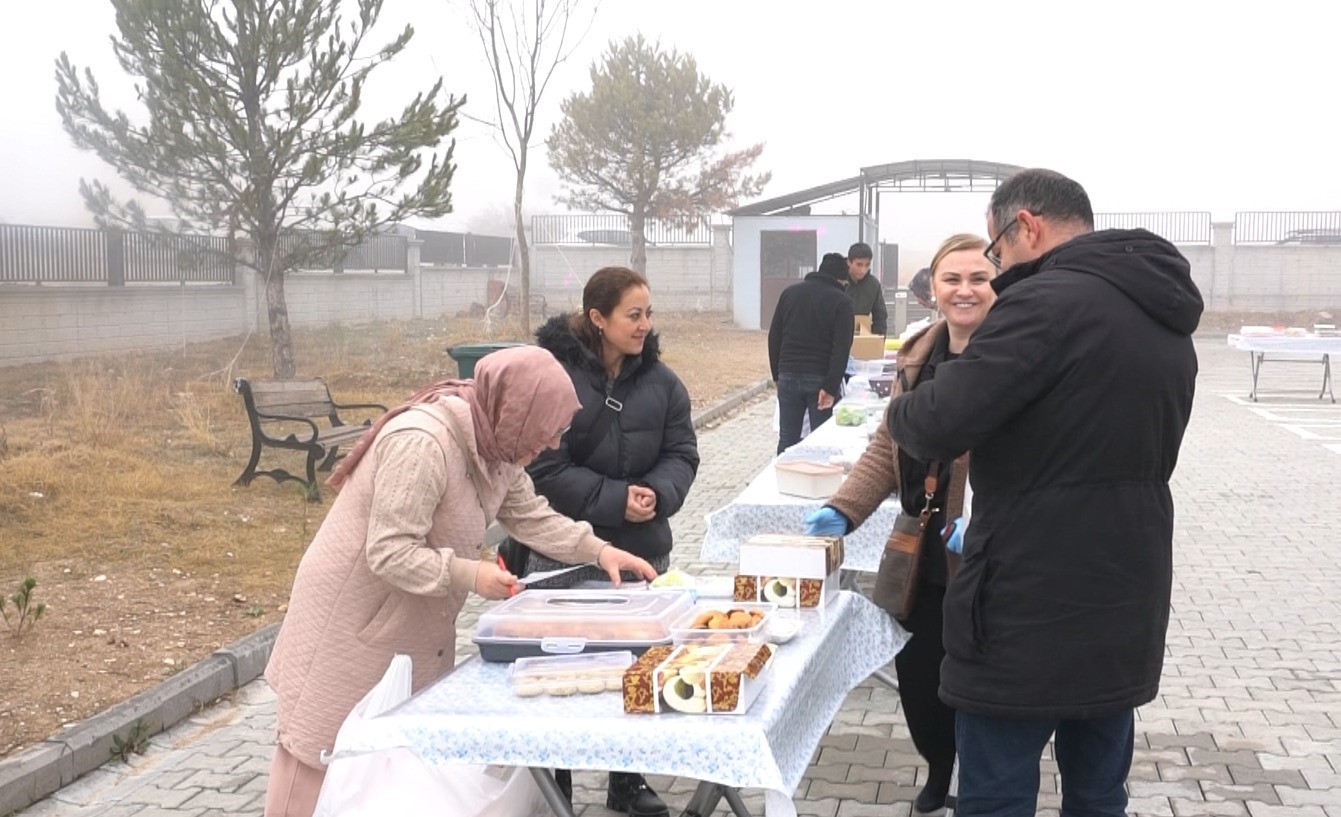 Kütahya Abdülhamid Han Anadolu Lisesi’nden Gazze için Hayır Çarşısı
