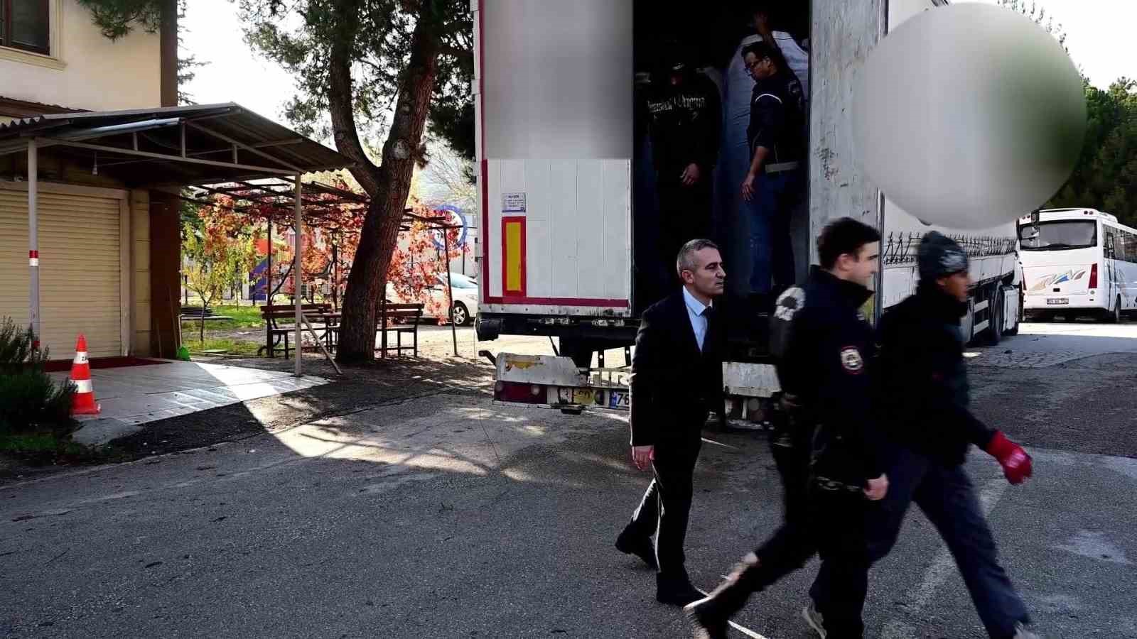 Amasya’da tırda çuvalların arasında 13 kaçak göçmen yakalandı
