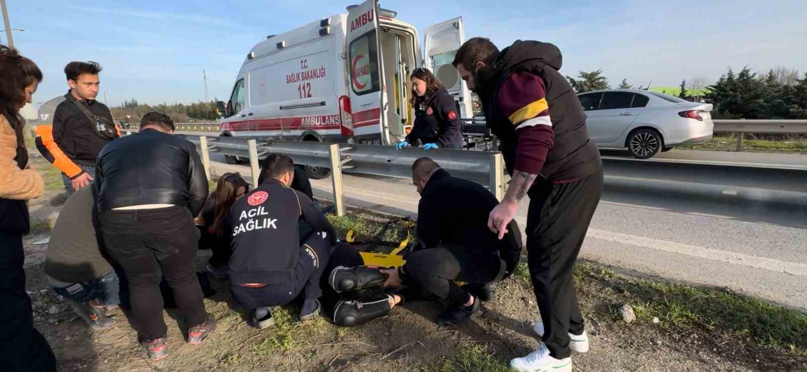 Motosikletle bariyere çarpan üniversite öğrencisi ağır yaralandı