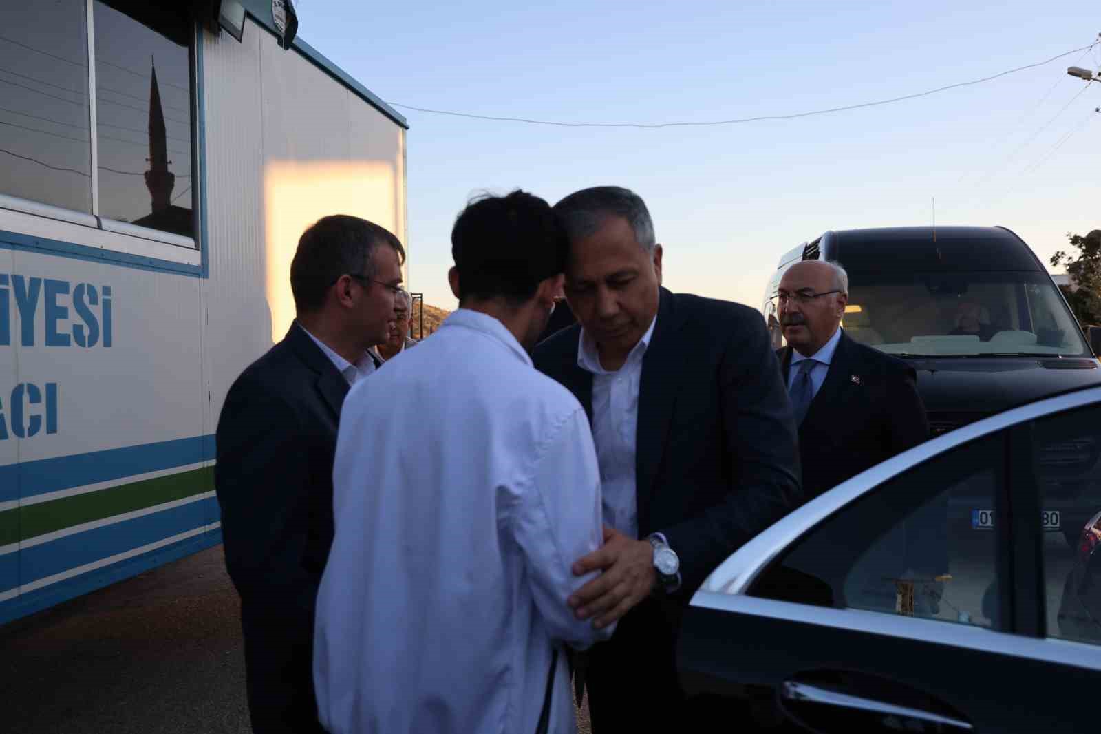 Bakan Yerlikaya, Kozan’da taziye ziyaretinde bulundu