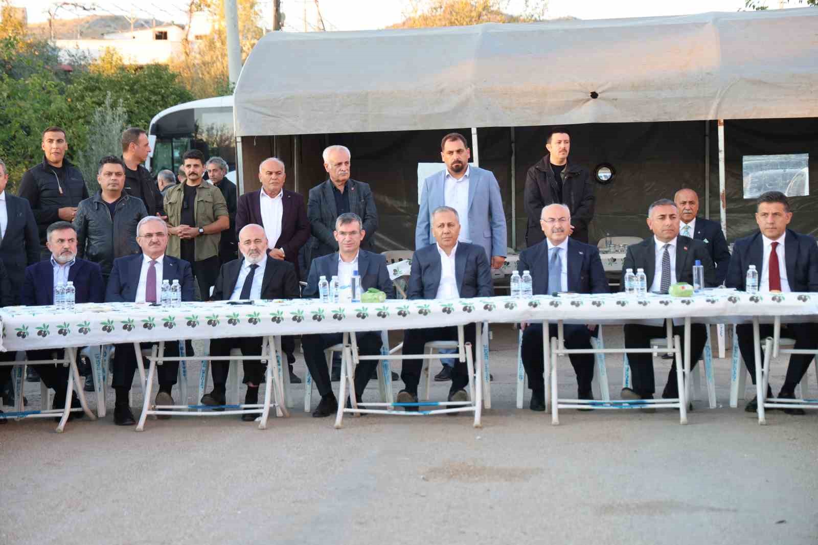 Bakan Yerlikaya, Kozan’da taziye ziyaretinde bulundu