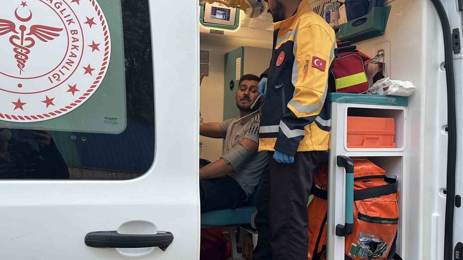 Kocaeli’de bina çatısında yangın: Baba ve oğlu dumandan etkilendi