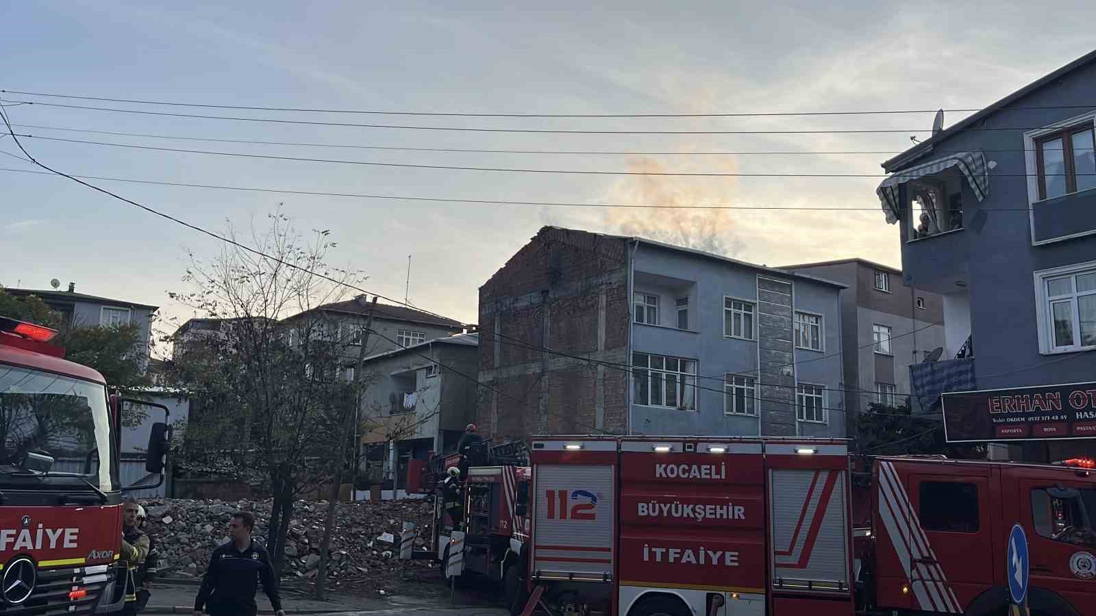 Kocaeli’de bina çatısında yangın: Baba ve oğlu dumandan etkilendi