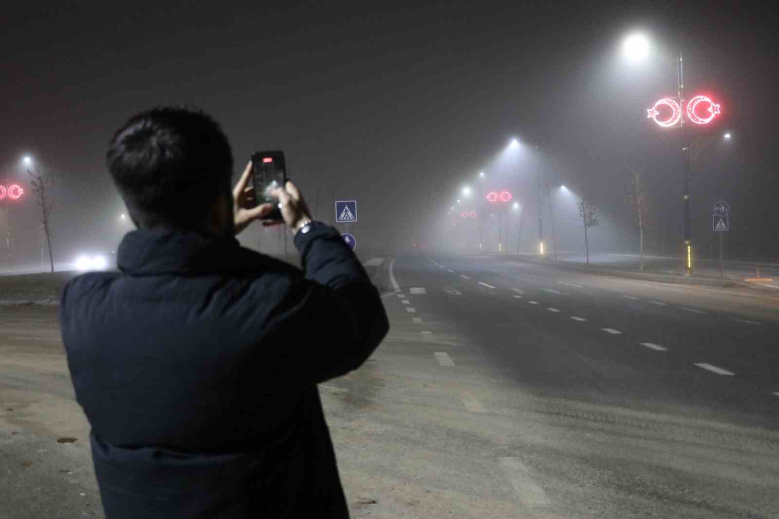 Sivas yoğun sise gömüldü, araçlar görünmez hale geldi
