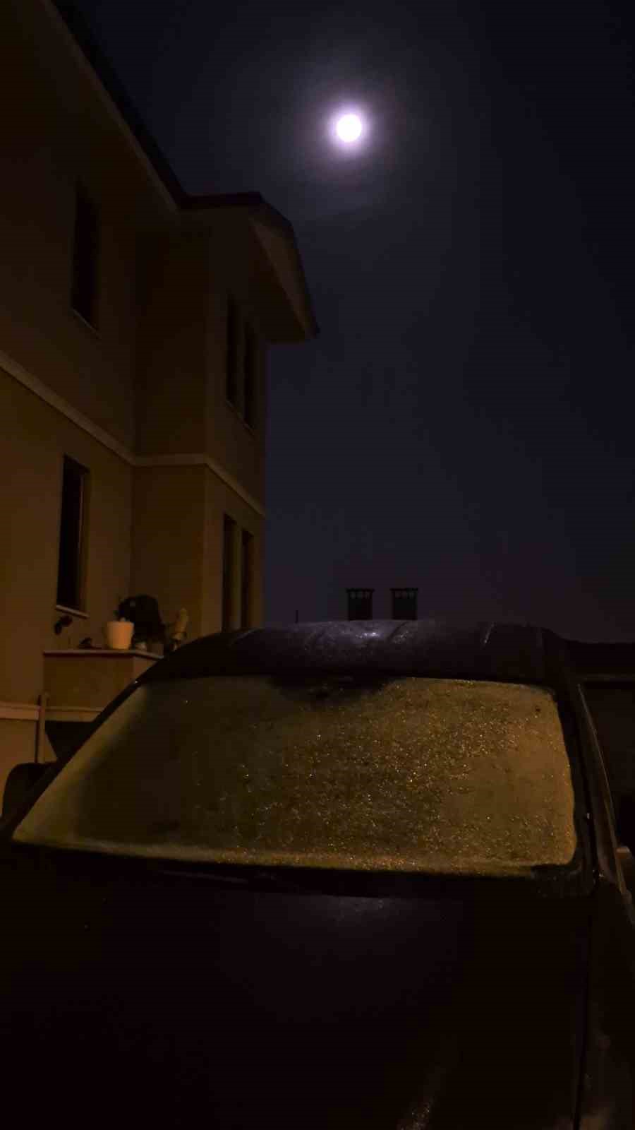 Bartın’da sıcaklık 4 dereceye kadar düştü, araç camları buz tuttu