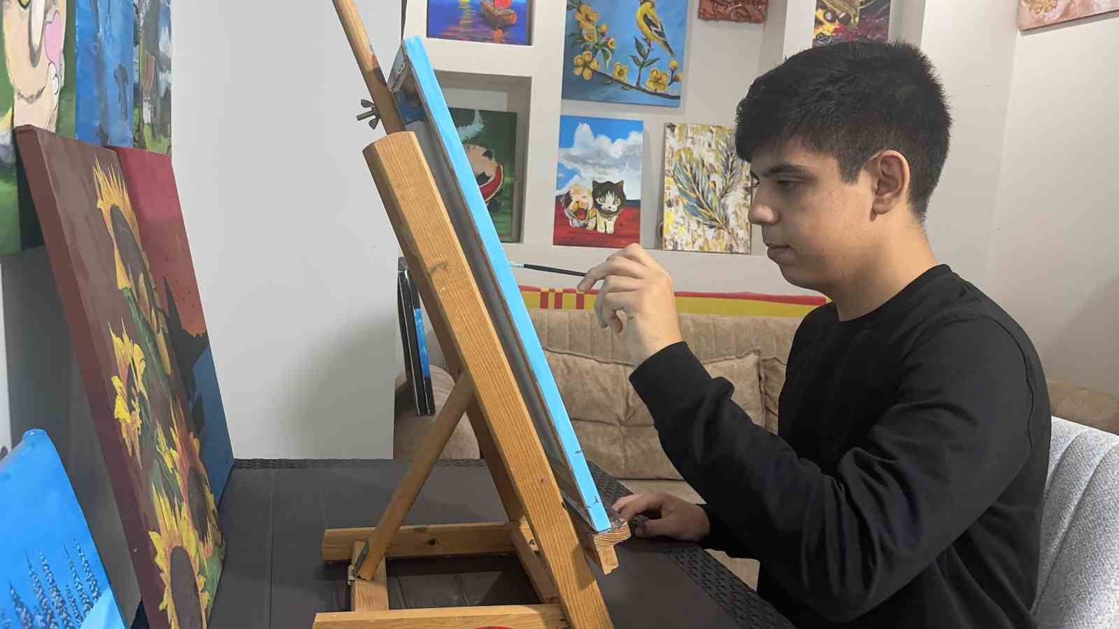 Otizmli çocuk ressam, sanatla kendi yolunu çizdi