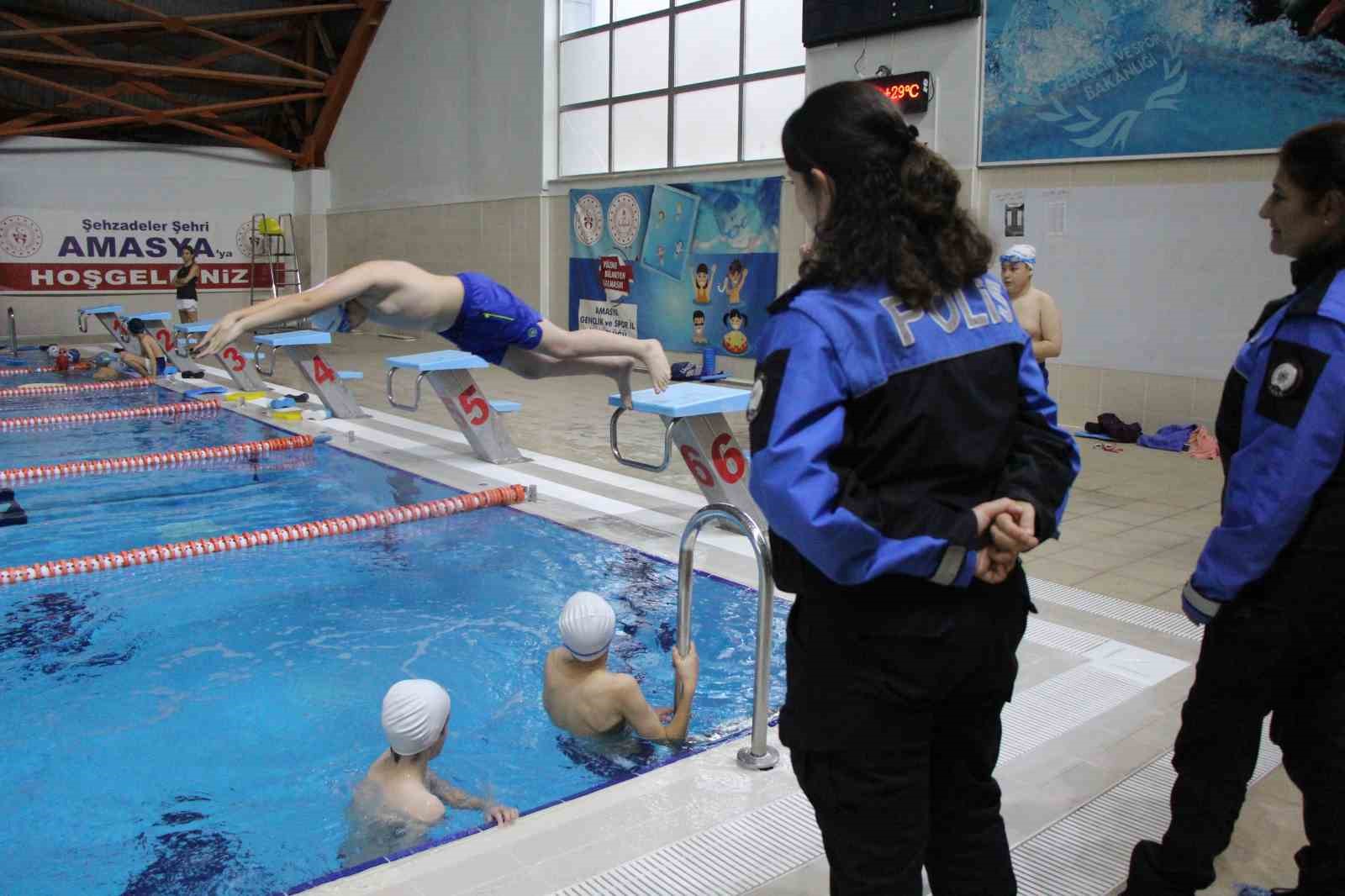 Amasya’da anneler polisten yüzme kursu istedi: "Bizim zamanımızda böyle imkan yoktu"
