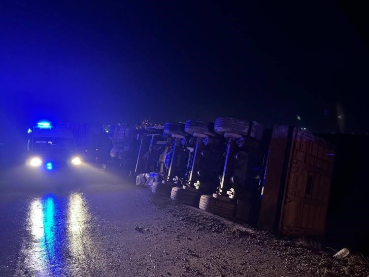 Bilecik’te devrilen tırın sürücüsü yaralandı