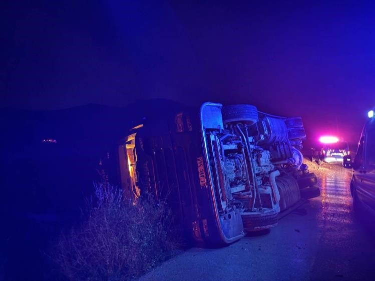 Bilecik’te devrilen tırın sürücüsü yaralandı