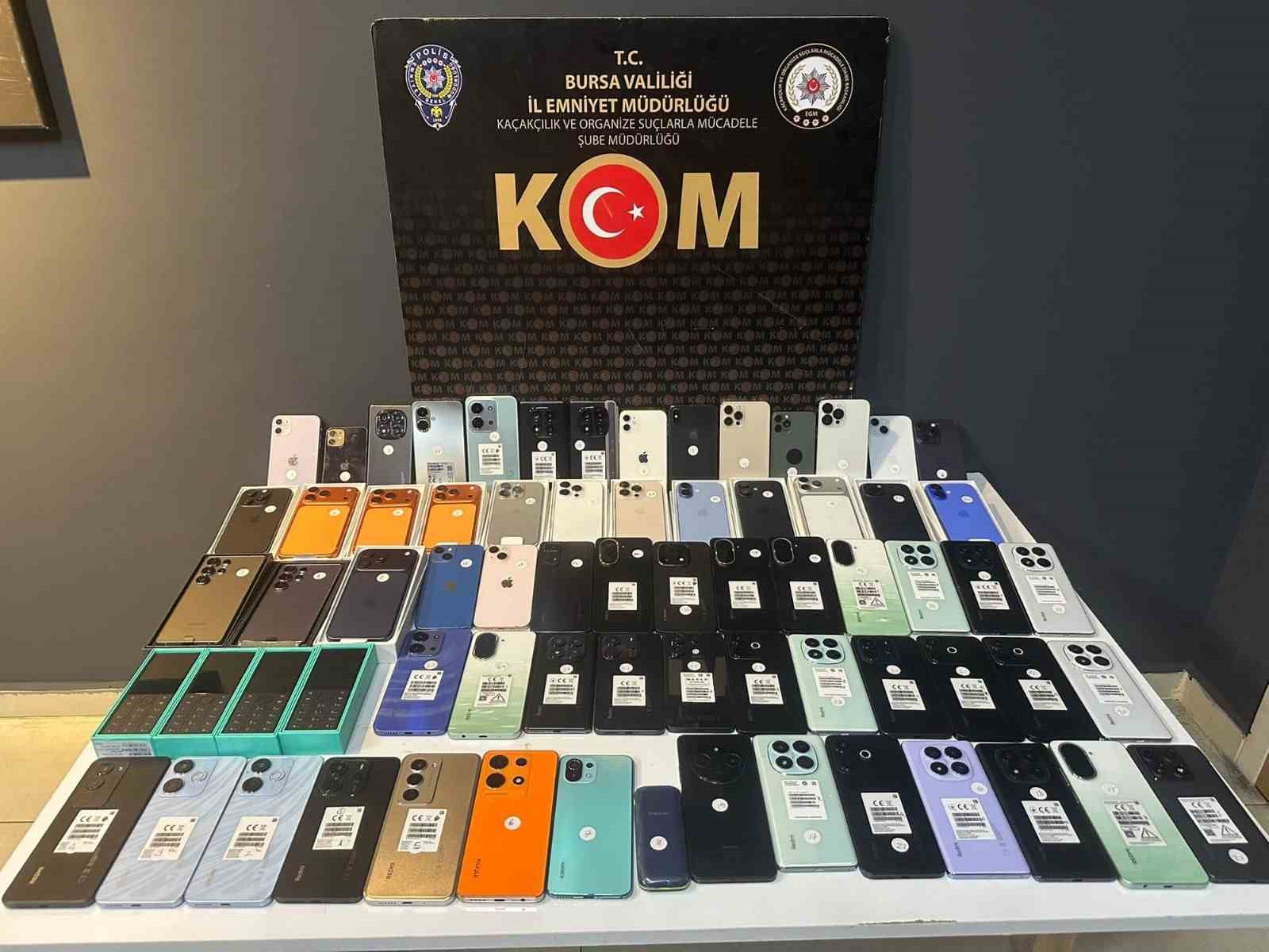 Bursa’da piyasa değeri 3 milyon lira olan kaçak cep telefonları ve USB kablolar ele geçirildi