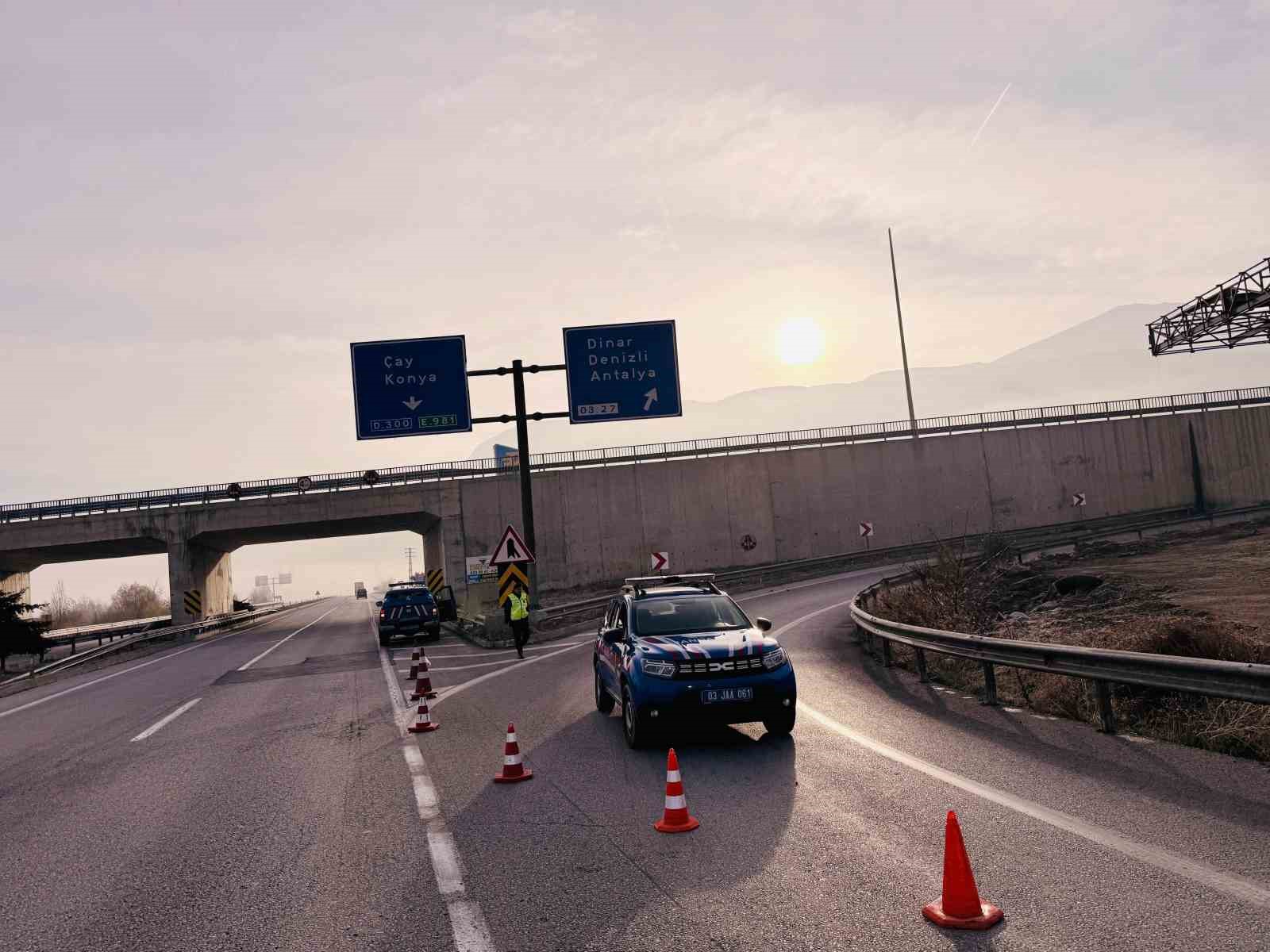 Yoğun sis nedeniyle kara yolu ulaşıma kapatıldı