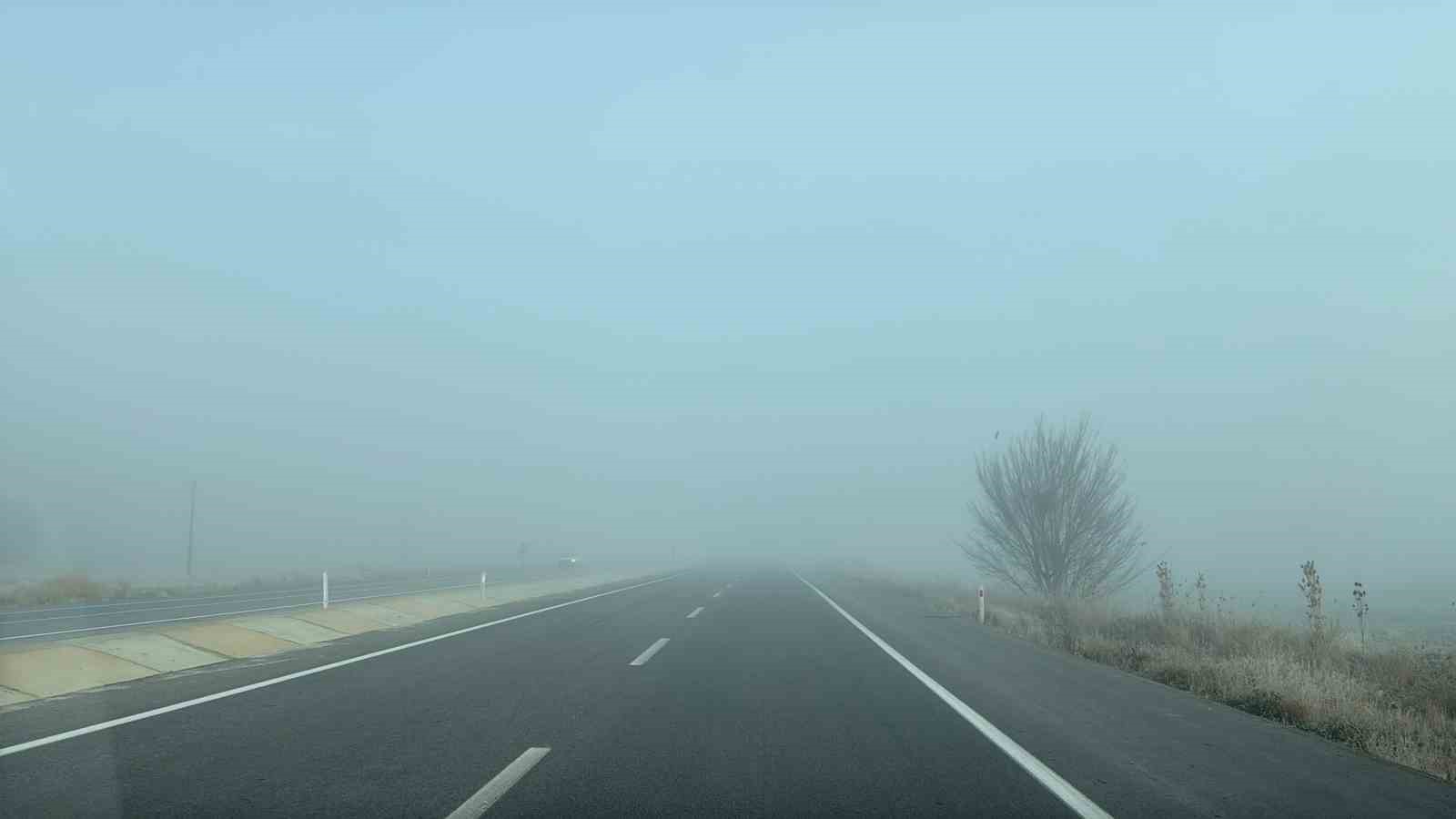 Yoğun sis nedeniyle kara yolu ulaşıma kapatıldı