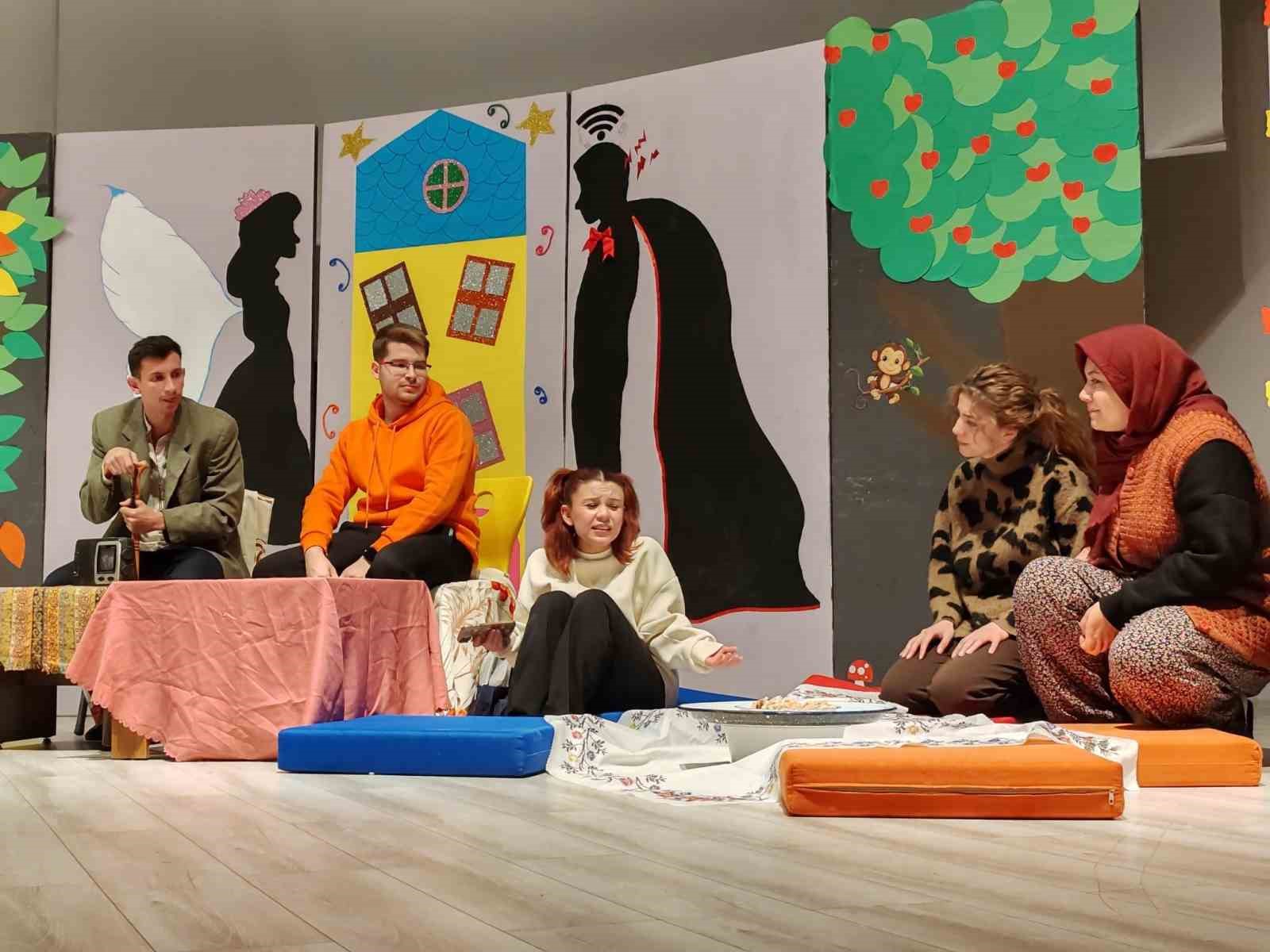 Kütahya’da ’Çekmez Köy’ tiyatro oyunu minik öğrencilerle buluştu