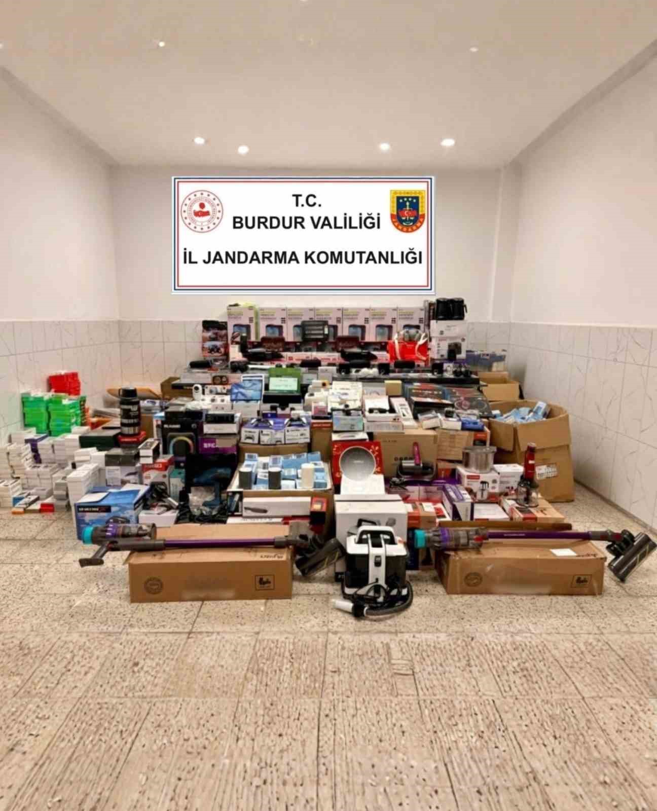 Burdur’da 1 milyon 300 bin liralık kaçak ürün ele geçirildi: 1 gözaltı