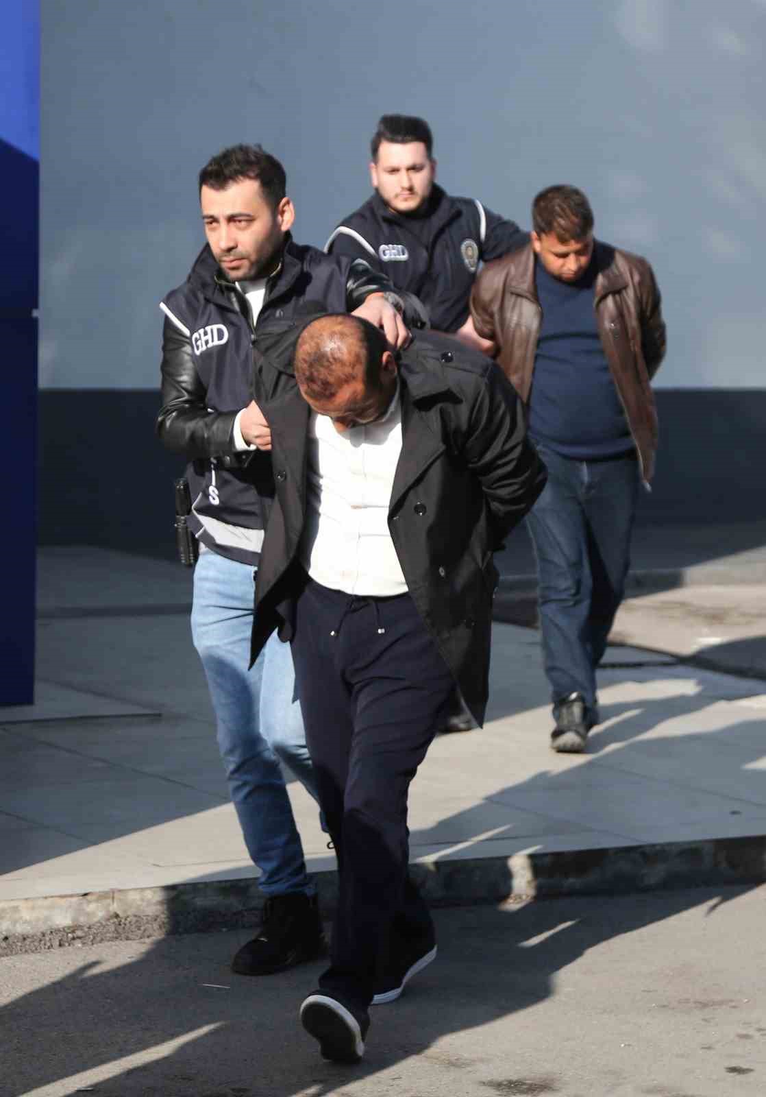 Sınırı 4 bin dolara geçiyorlarmış: Göçmen kaçakçısı 4 şüpheli tutuklandı