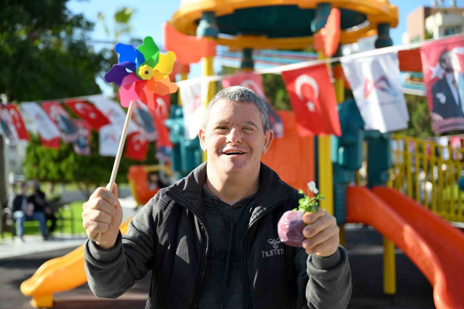 Mersinde zel gereksinimli bireyler renkli atlyelerde bulutu
