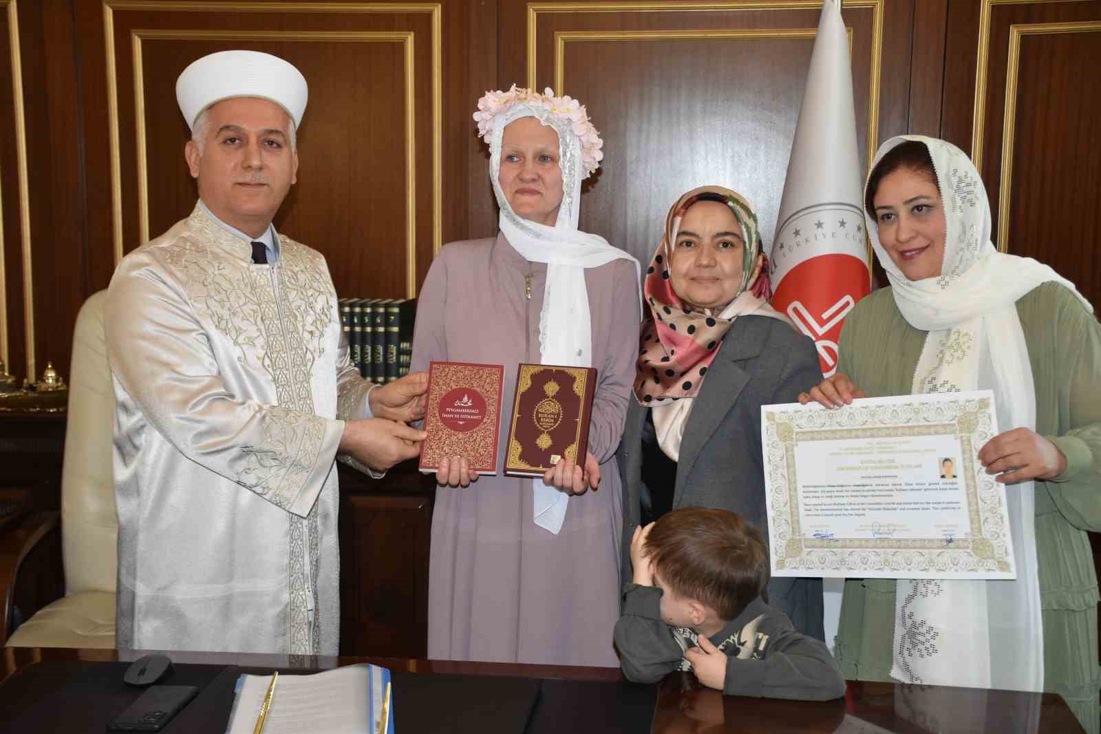 Alman kadın, Kur&rsquo;an-ı Kerim&rsquo;den etkilenip M&uuml;sl&uuml;man oldu
