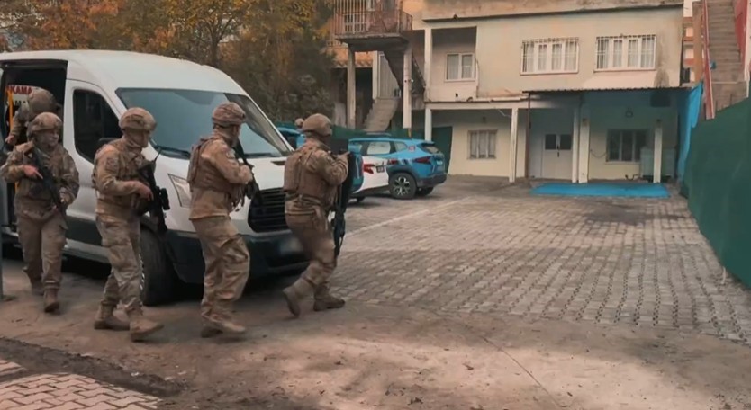 Bakan Yerlikaya: "Yasa dışı bahis su&ccedil;una y&ouml;nelik operasyonlarda 42 ş&uuml;pheliyi yakaladık, 27&rsquo;si tutuklandı"
