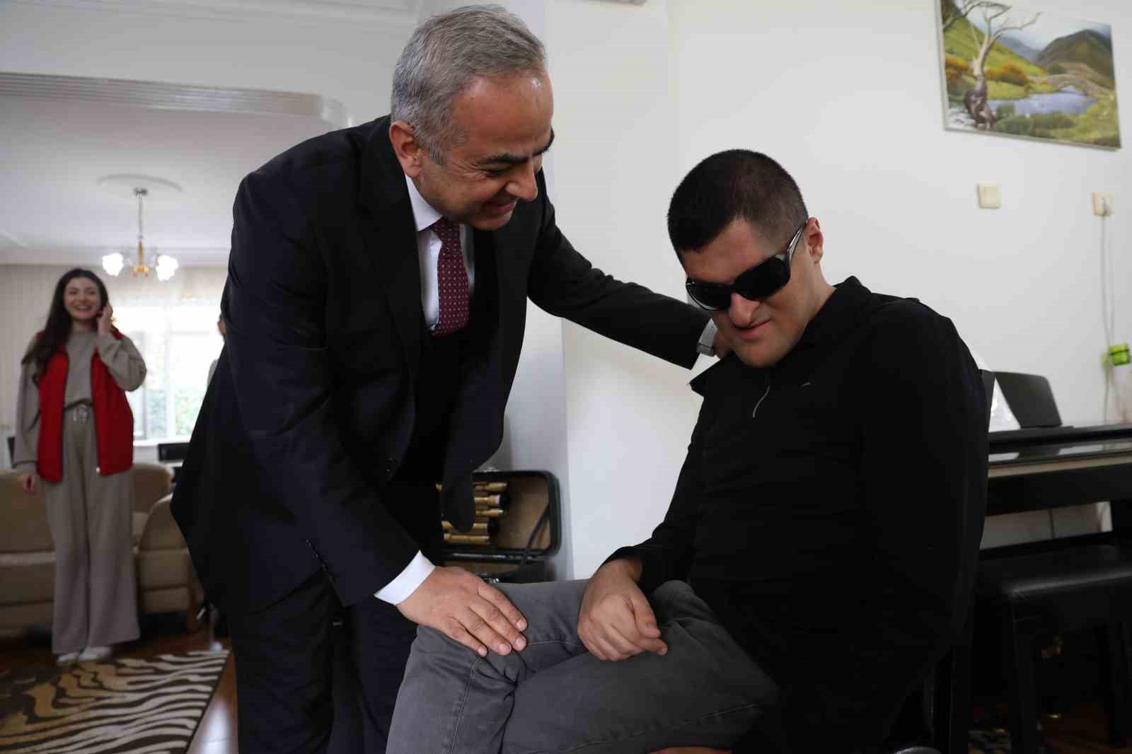 Konservatuvarı dereceyle bitiren görme engelli Mehmet dört enstrümanda ustalaştı
