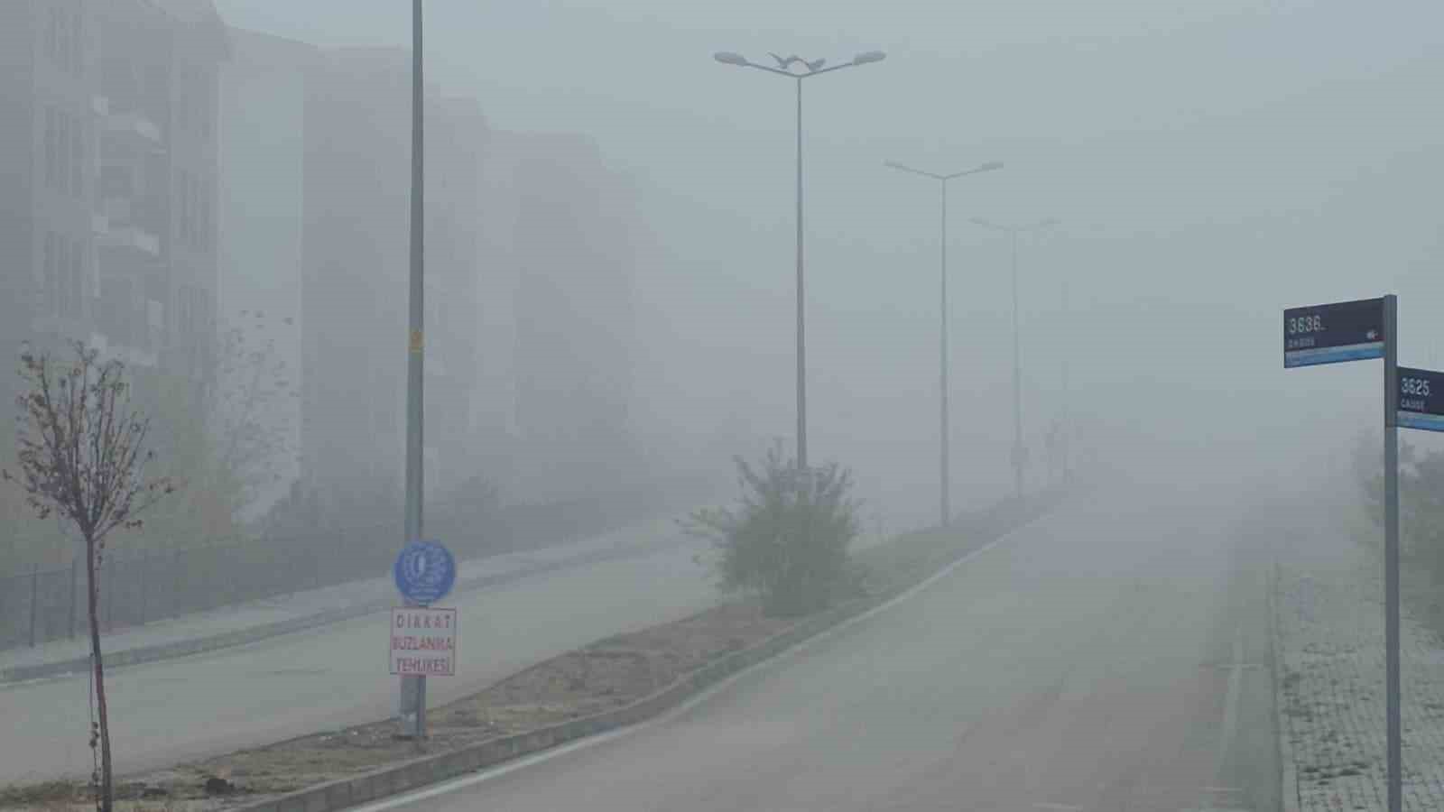 Elazığ’da yoğun sis, bir mahalle adeta kayboldu