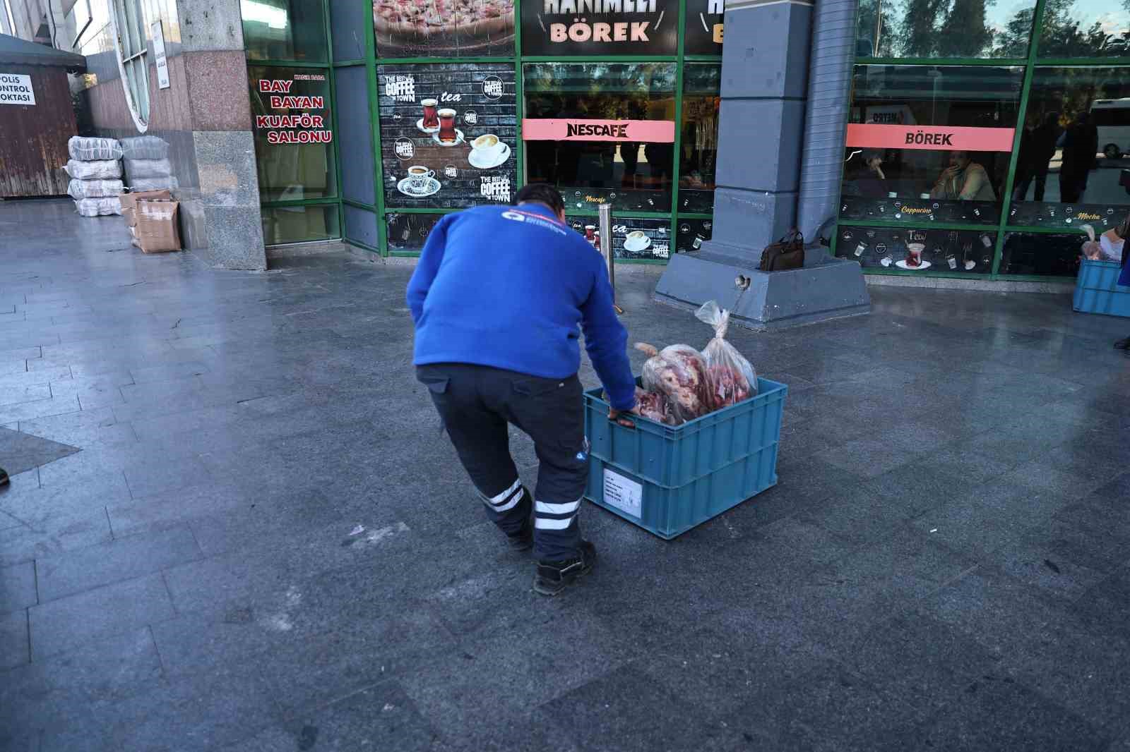 Yolcu otobüsüyle uygunsuz şartlarda taşınan çeyrek ton ete el konuldu
