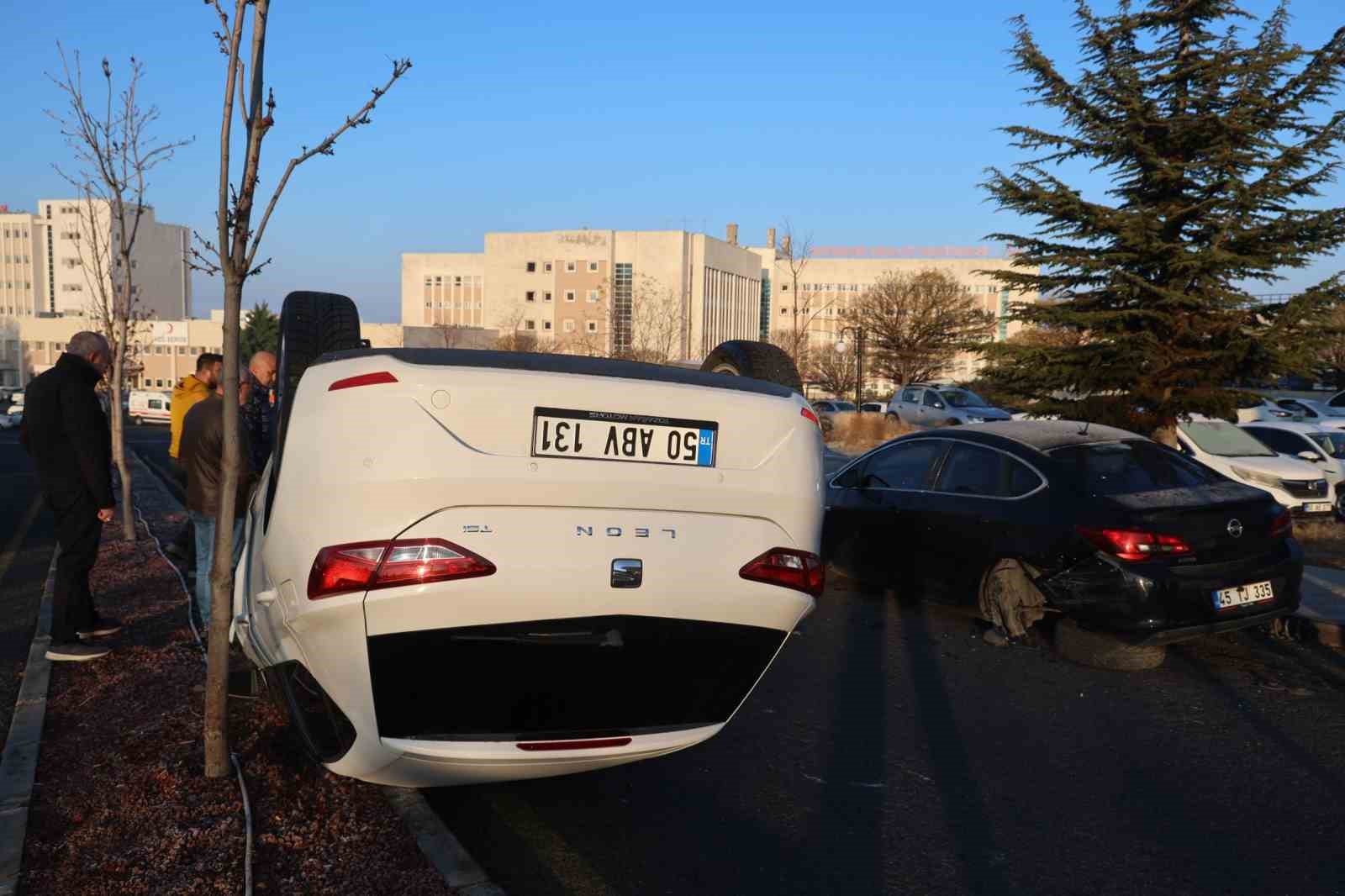 Duran araca çarpıp takla attı: 1 yaralı