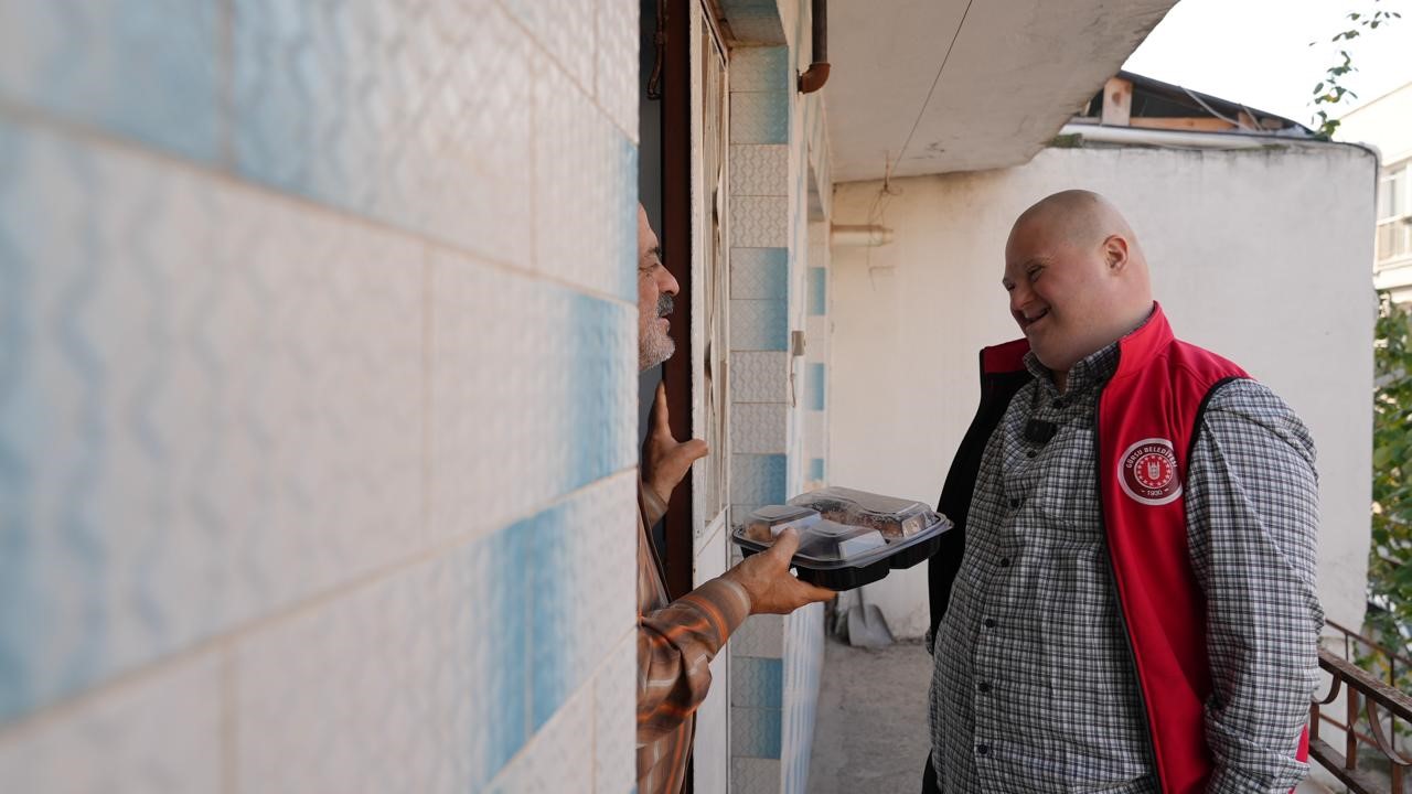 Gürsu’nun gülen yüzü Mesut, yemek dağıtımda