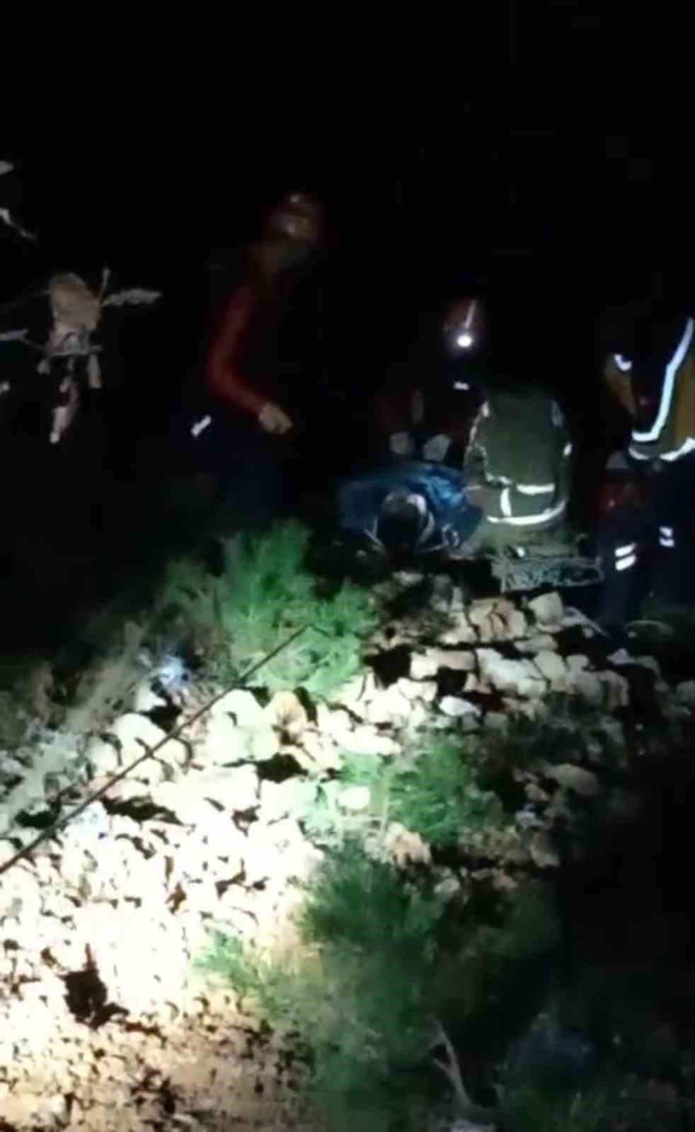 Uçuruma yuvarlanan motosikletliyi ekipler kurtardı
