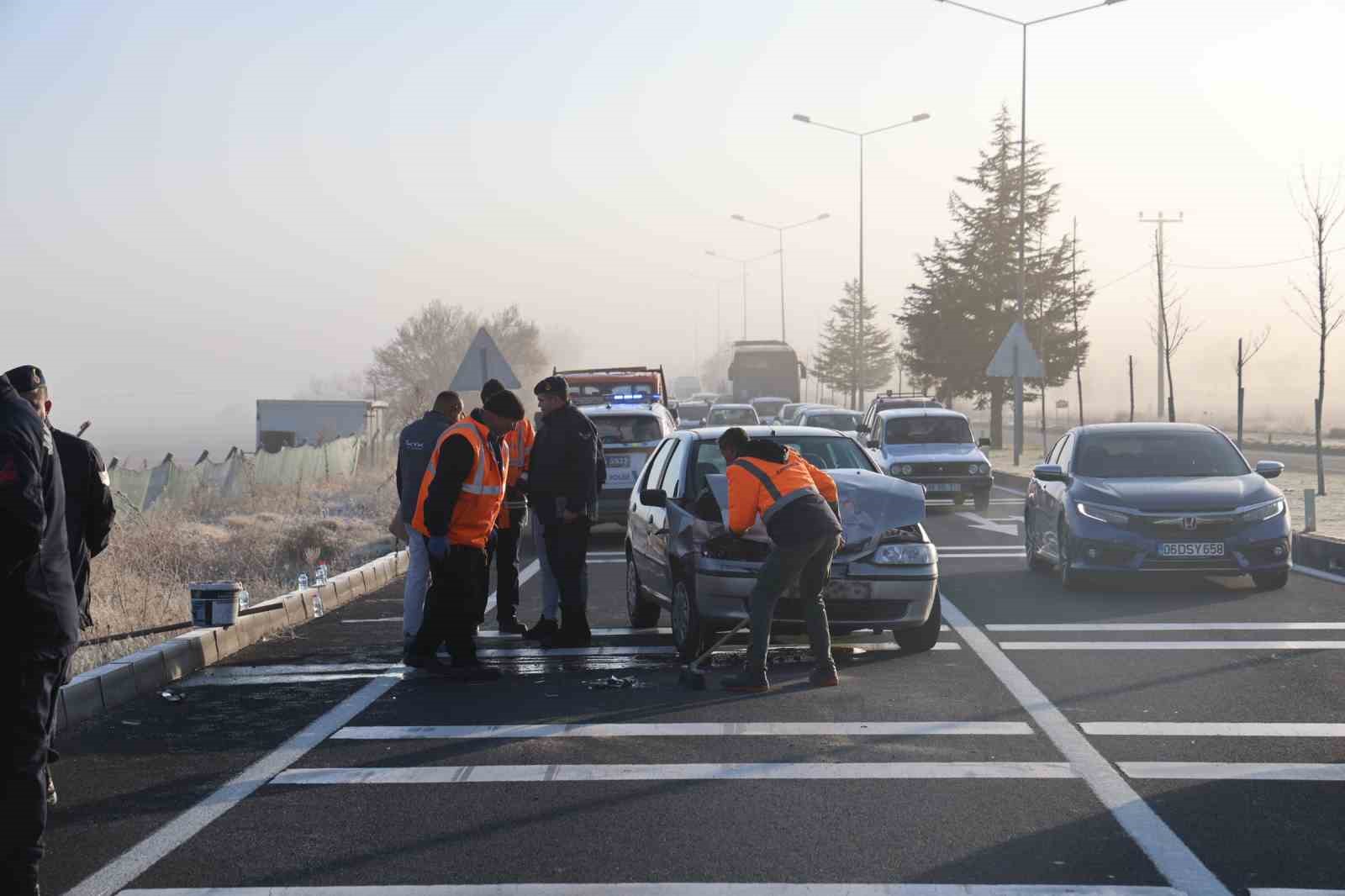 Kırmızı ışıkta bekleyen araca çarptı: 3 yaralı

