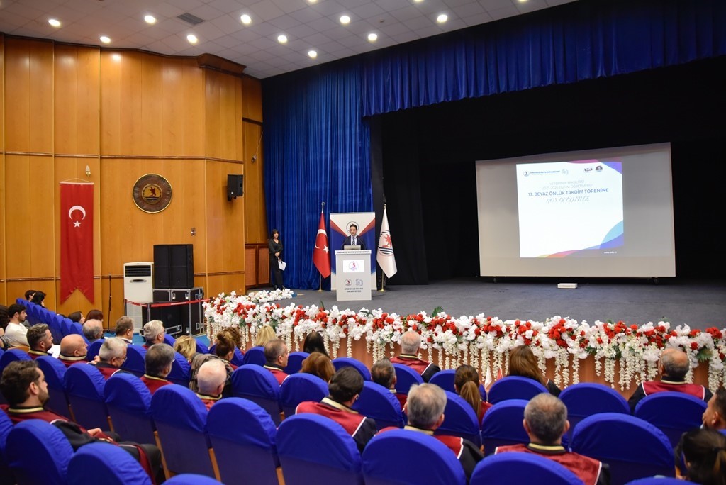 OMÜ Veteriner Fakültesi öğrencileri beyaz önlük giydi
