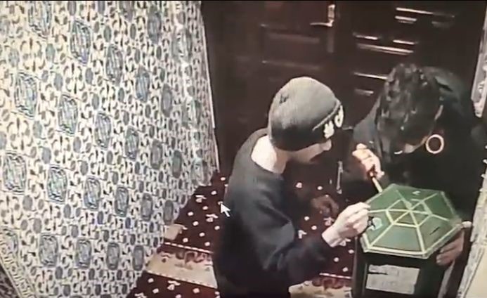 Camideki bağış kutusunu açamayan acemi hırsızlık şüphelileri kamerada