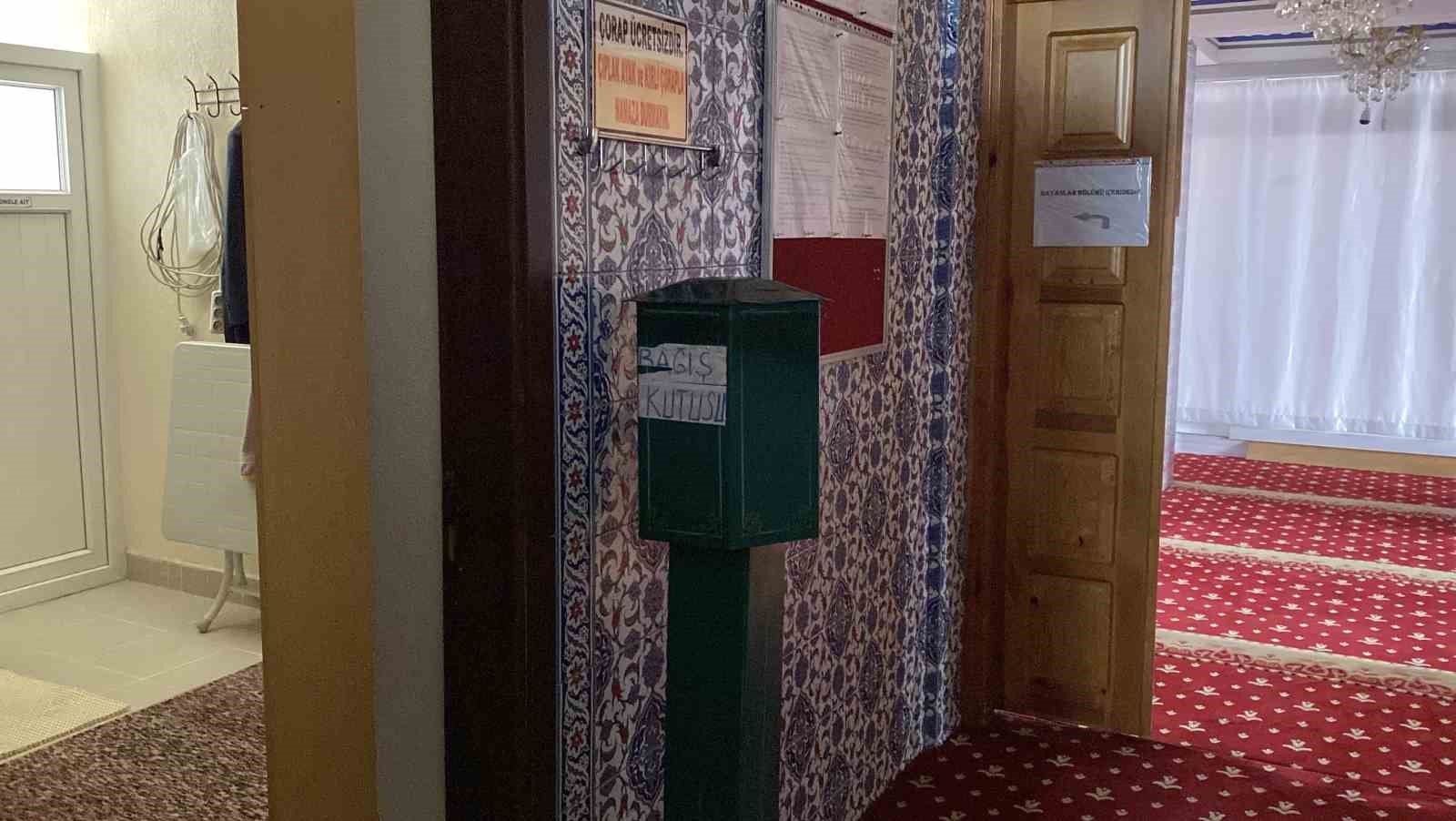 Camideki bağış kutusunu açamayan acemi hırsızlık şüphelileri kamerada