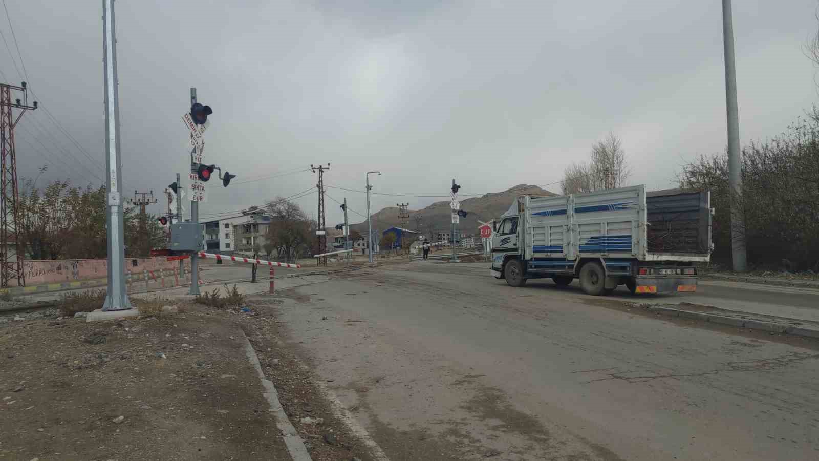 Van’da hemzemin geçitte ışık arızası trafiği kilitledi