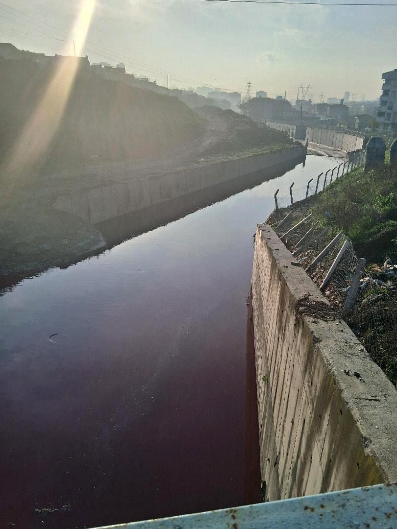 Esenyurt’ta derenin rengi kırmızıya döndü

