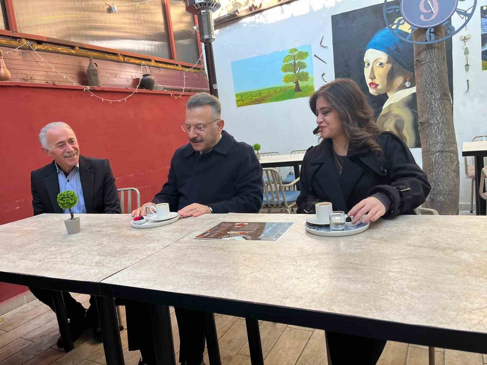 Vali Aksoy, işitme engelli gen&ccedil; girişimci kadının a&ccedil;tığı işletmede sabah kahvesini i&ccedil;ti
