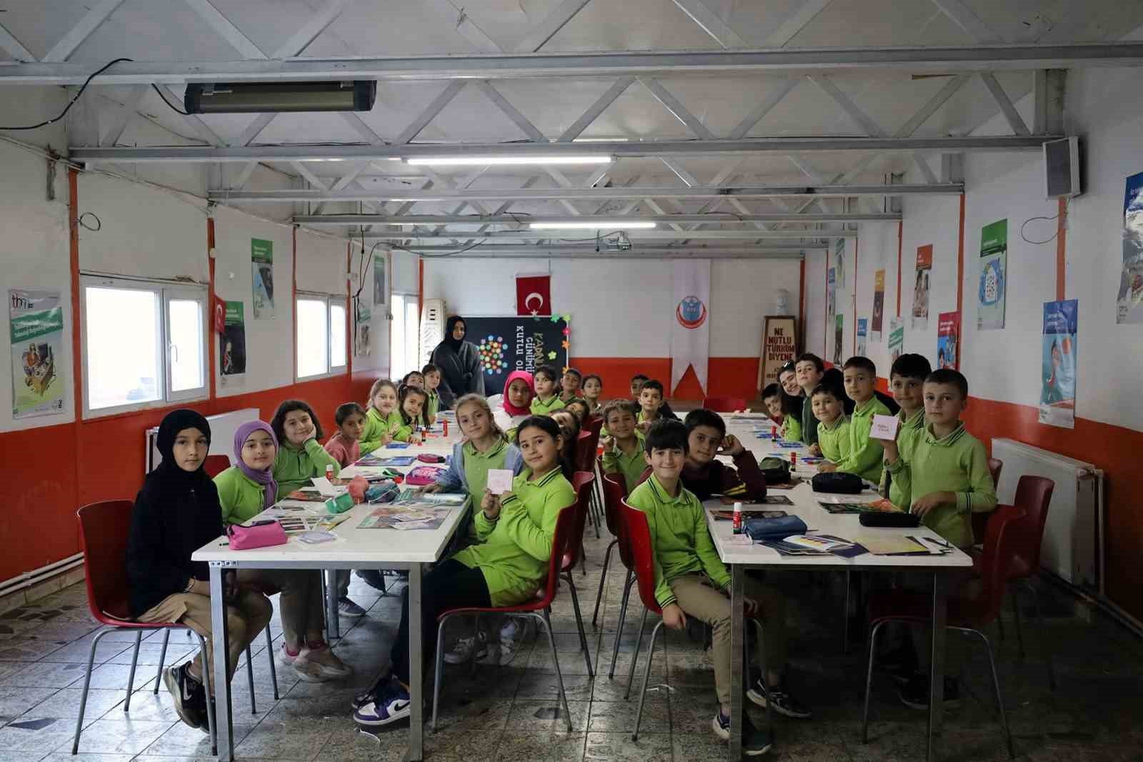 Minikler, bilimin renkli dünyasına adım attı