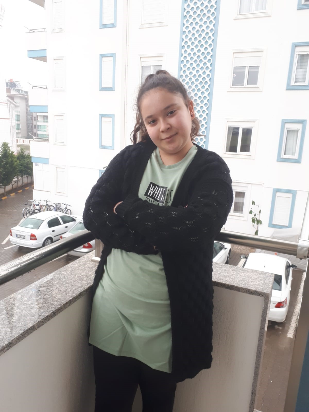 Motosikletle okula götürdüğü kızını kazada kaybetti, mezarına diktiği çiçeklere hırsızlar musallat oldu