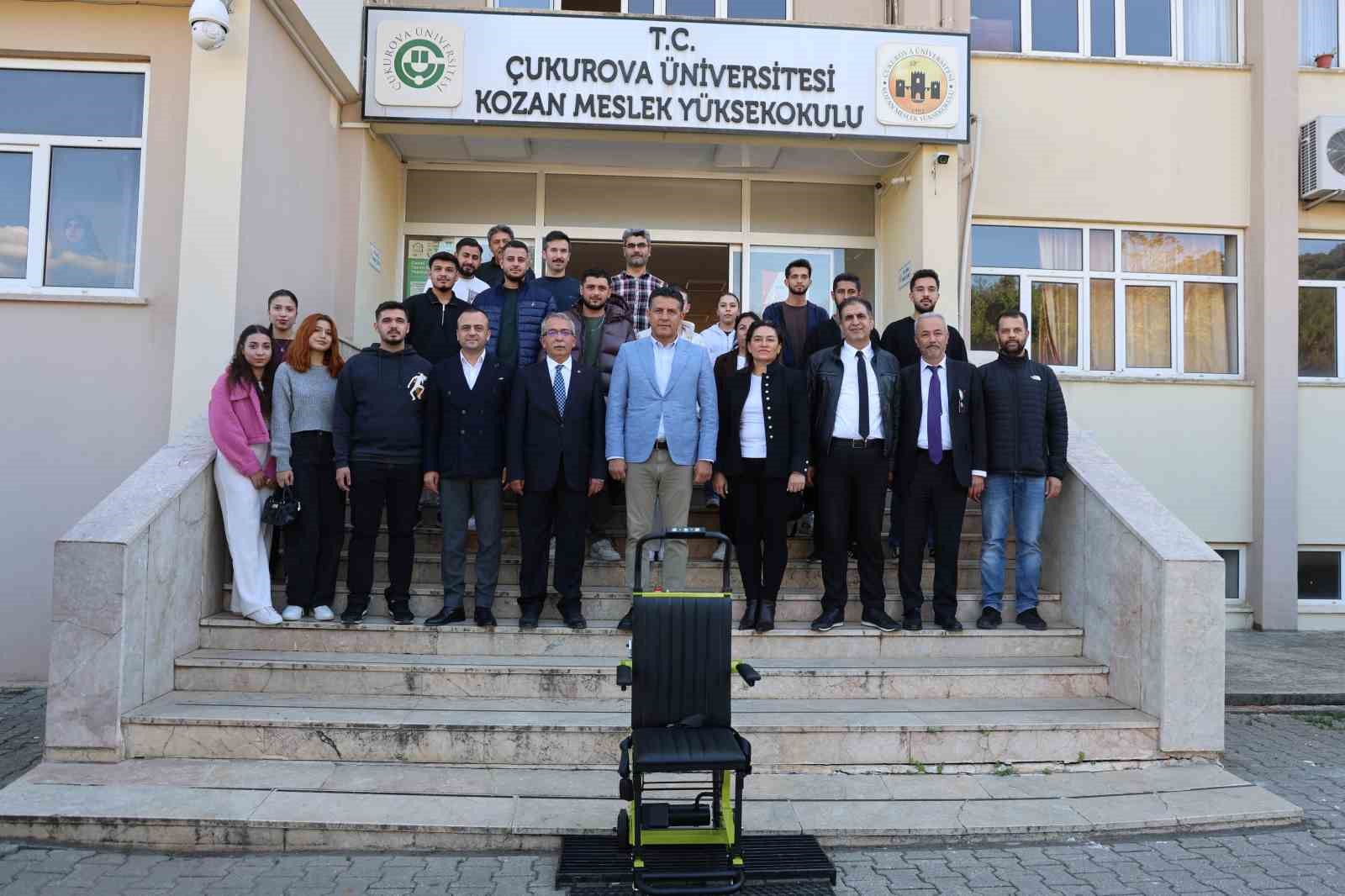 Kozan Meslek Yüksekokulu’nun merdivenlerindeki engel belediye işbirliği ile kaldırıldı