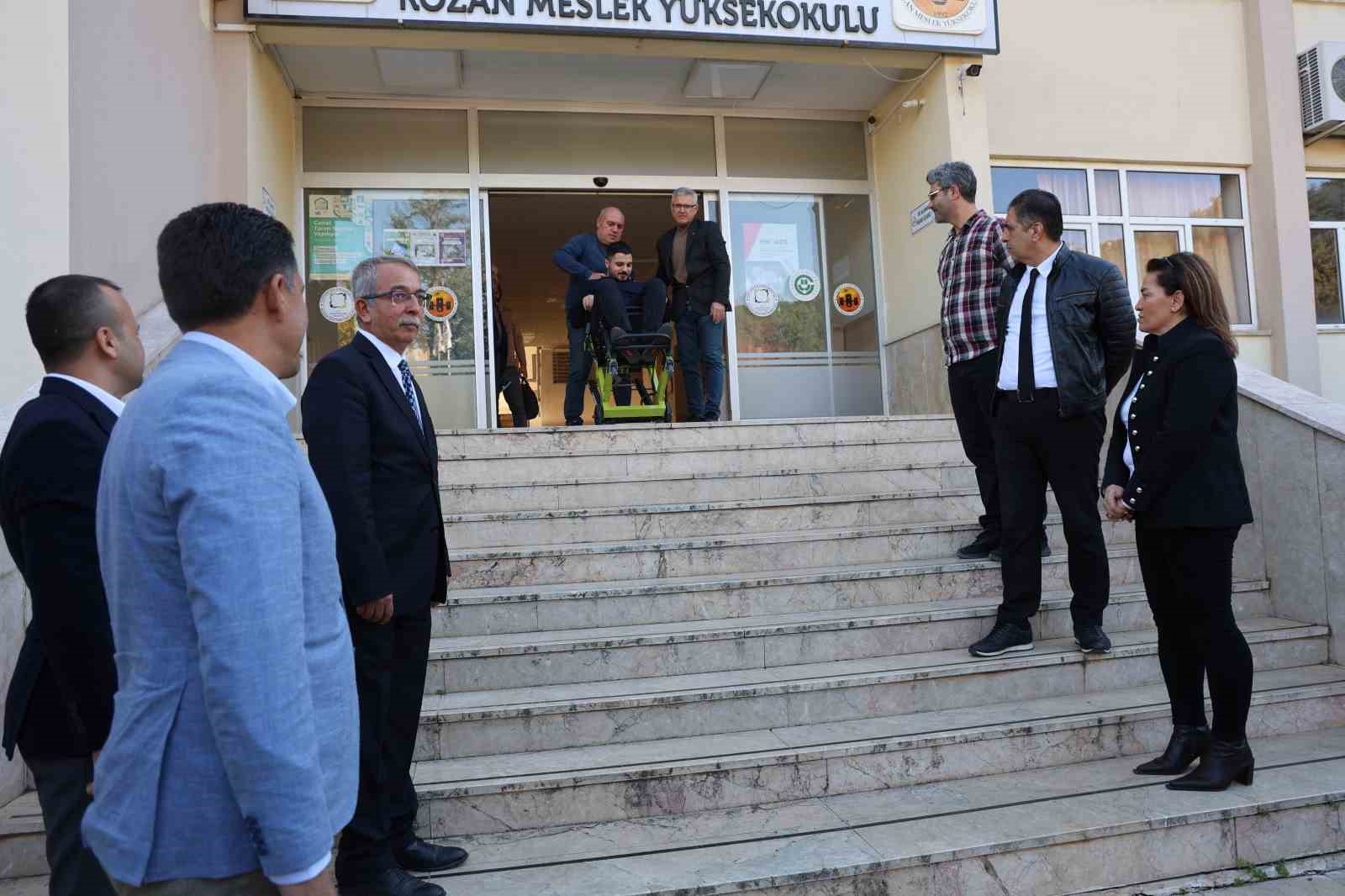 Kozan Meslek Yüksekokulu’nun merdivenlerindeki engel belediye işbirliği ile kaldırıldı
