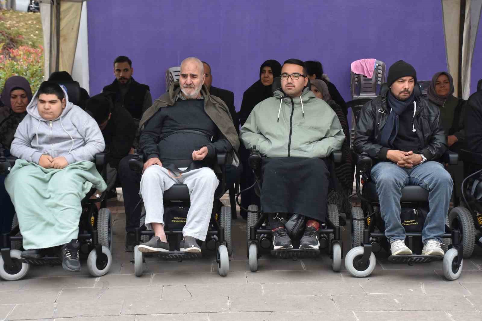 Şahinbey Belediyesi’nden 177 engelliye akülü ve manuel tekerlekli sandalye