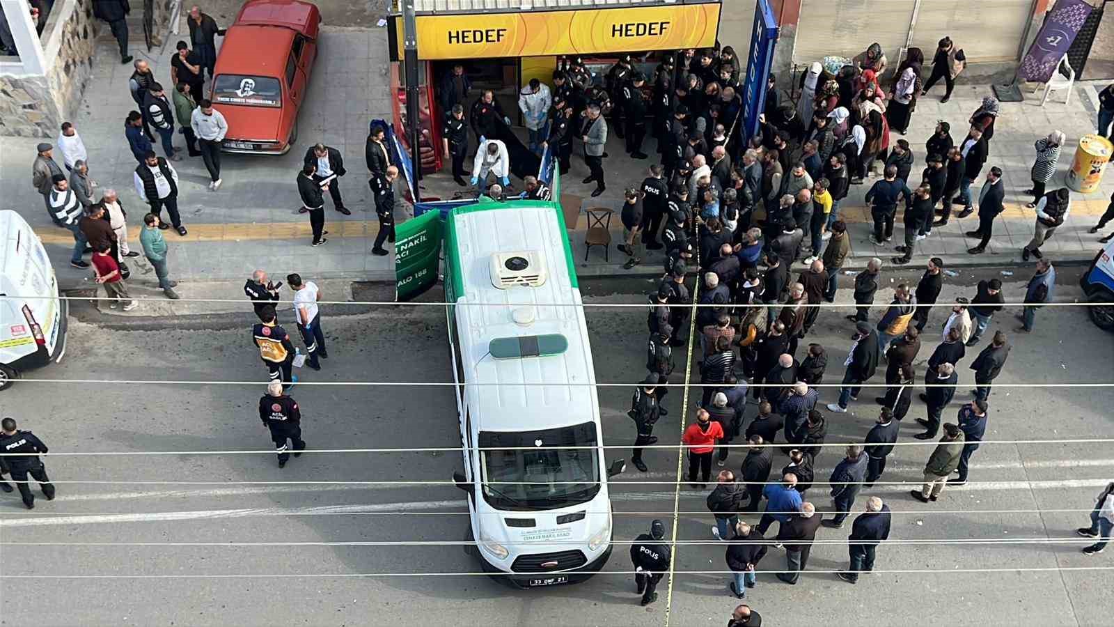 Mersin Valilliği 3 kişiyi öldüren şahsın bacağından vurularak yakalandığını bildirdi