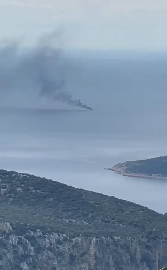 Kalkan açıklarında alev alan lüks teknedeki kaptan Sahil Güvenlik ekiplerince kurtarıldı
