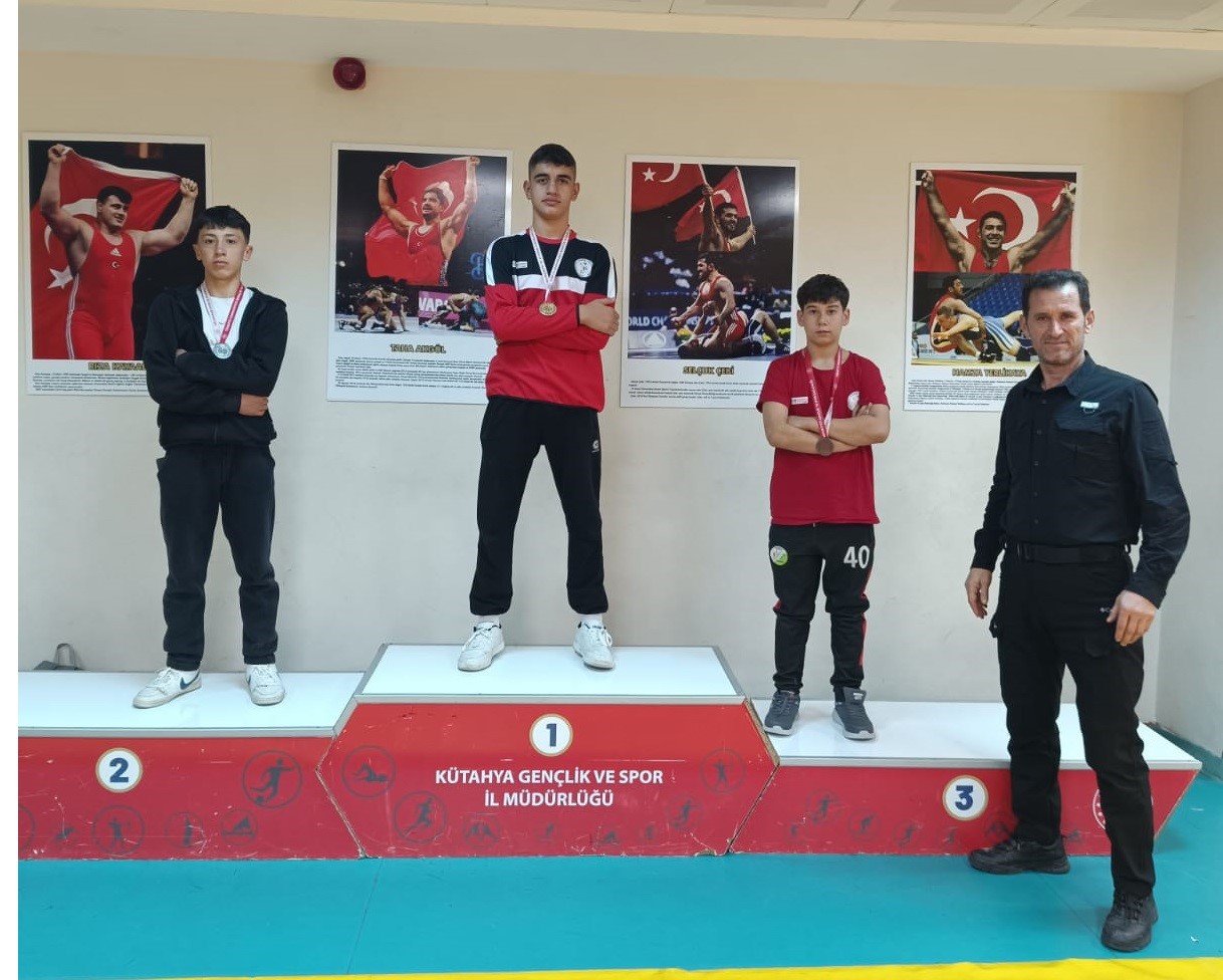 Pazarlar Spor Lisesi güreşte 3 madalya kazandı
