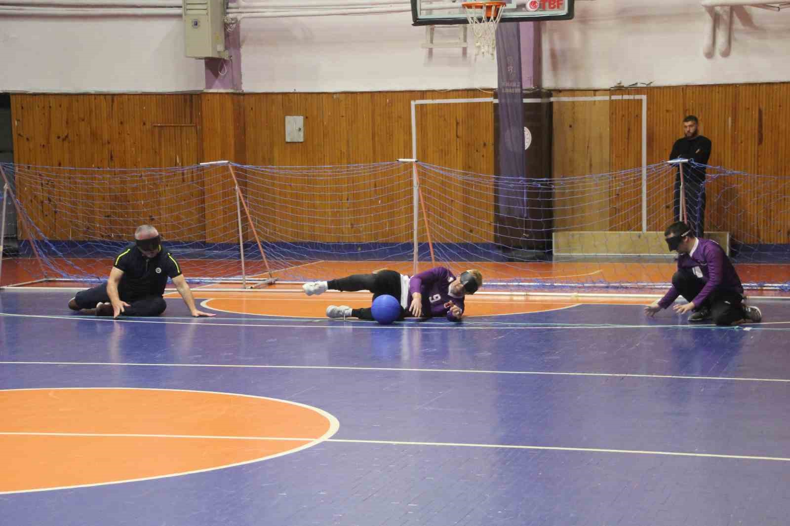 Ordu’da görme engelliler ile protokol arasında ‘goalball’ maçı
