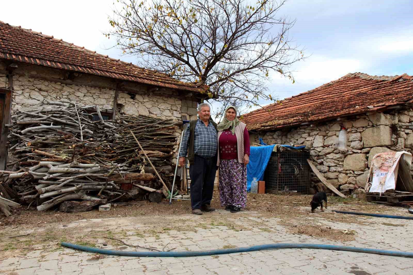 İki kez hayatını kurtaran sağlık çalışanlarını her fırsatta ziyaret ediyor
