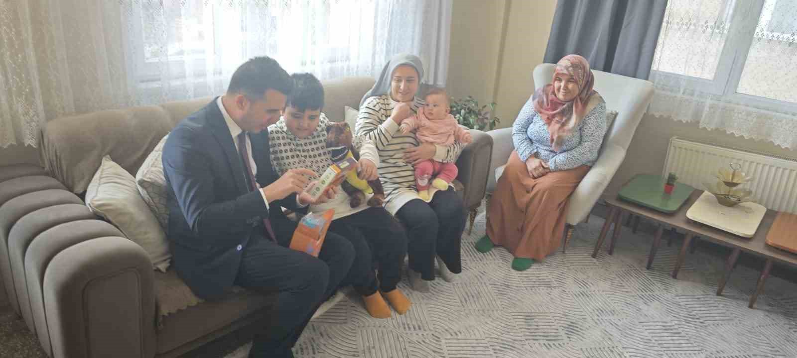 Kaymakam Özdemir miniklere oyuncak dağıttı