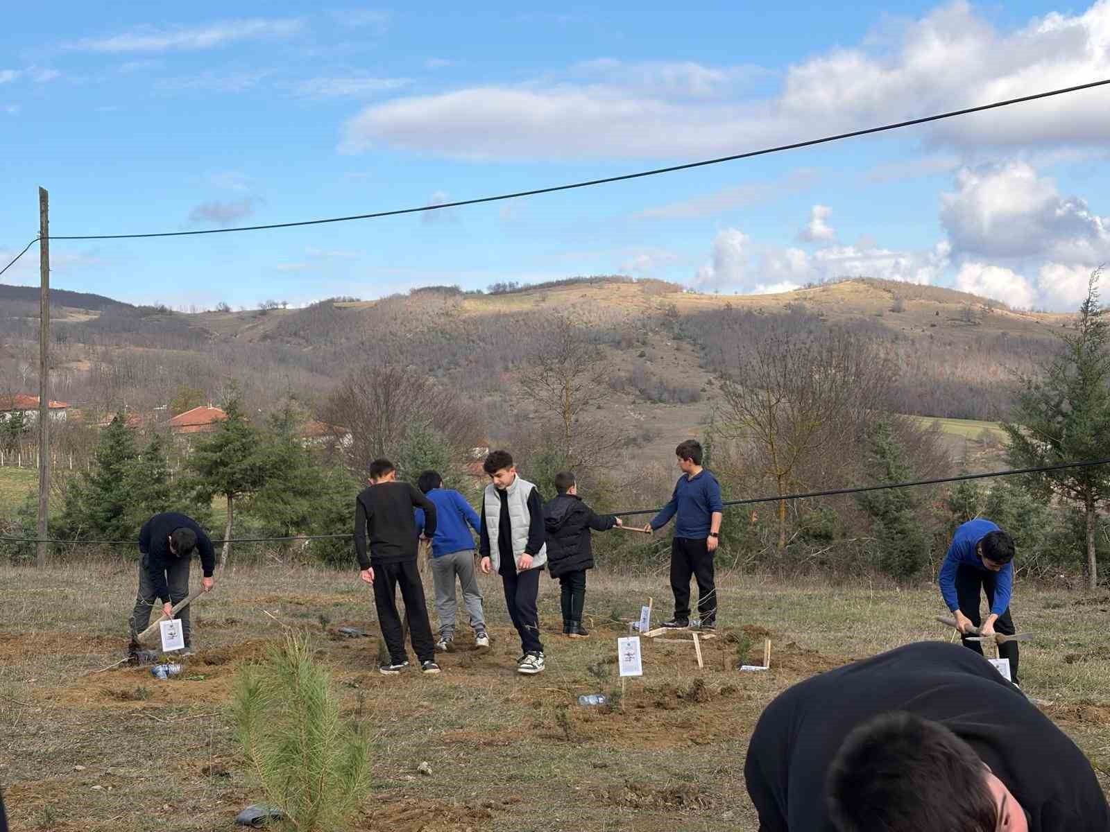 Kavak’ta doğa için fidan, eğitim için kitap desteği