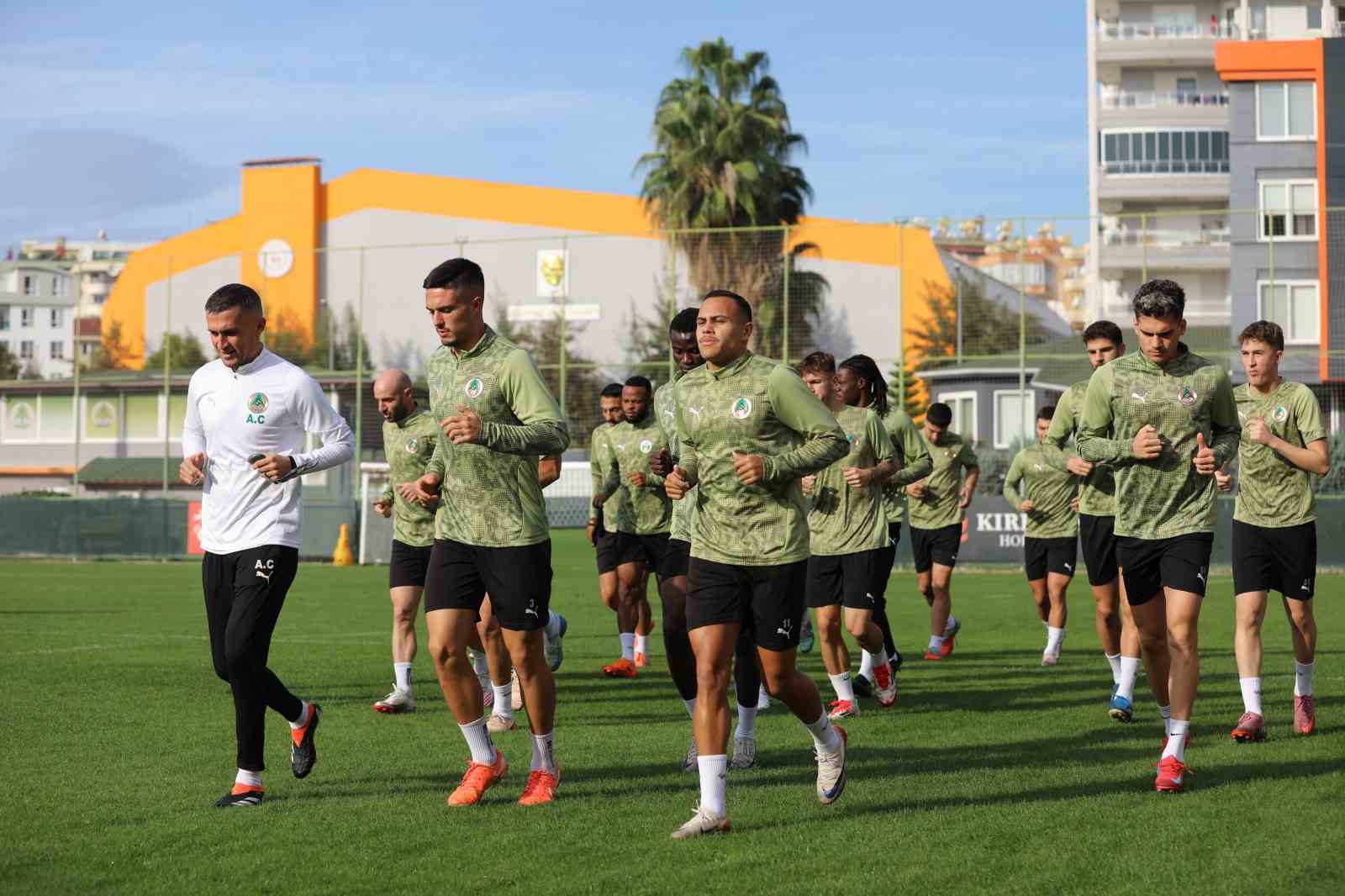 Alanyaspor, Çorum FK maçı hazırlıklarını tamamladı