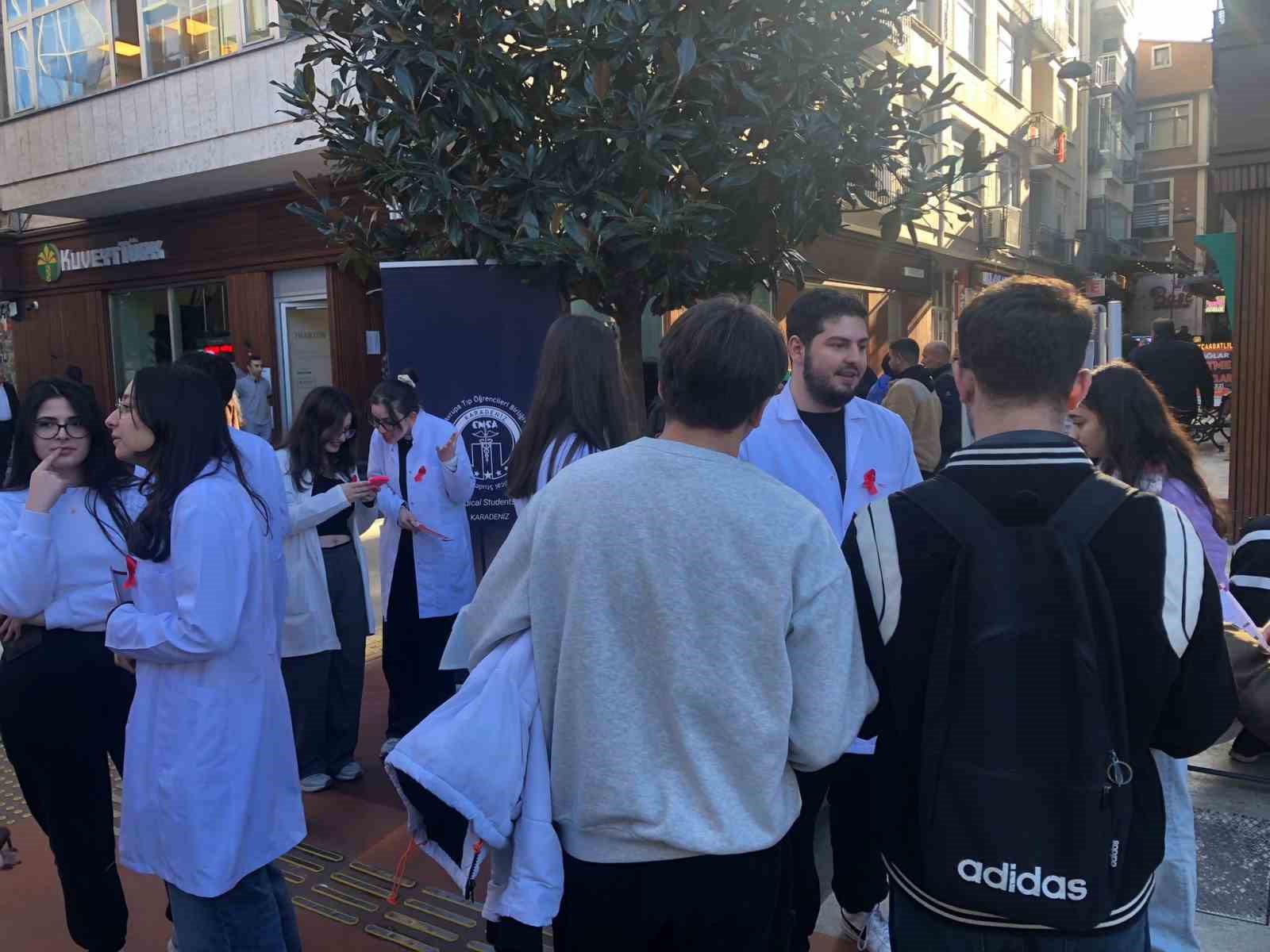 KTÜ Tıp öğrencileri AIDS’e karşı farkındalık için sahada